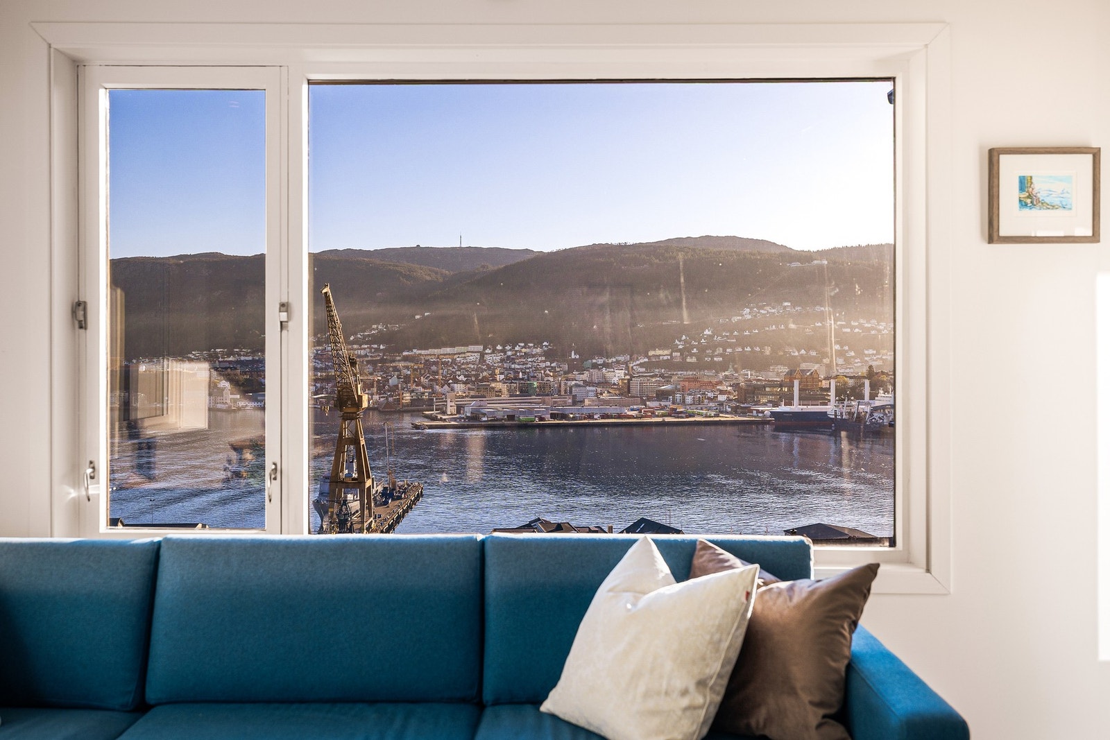 - Fra stuen åpner det seg en vakker utsikt over Laksevåg og Byfjorden - Galleribilde