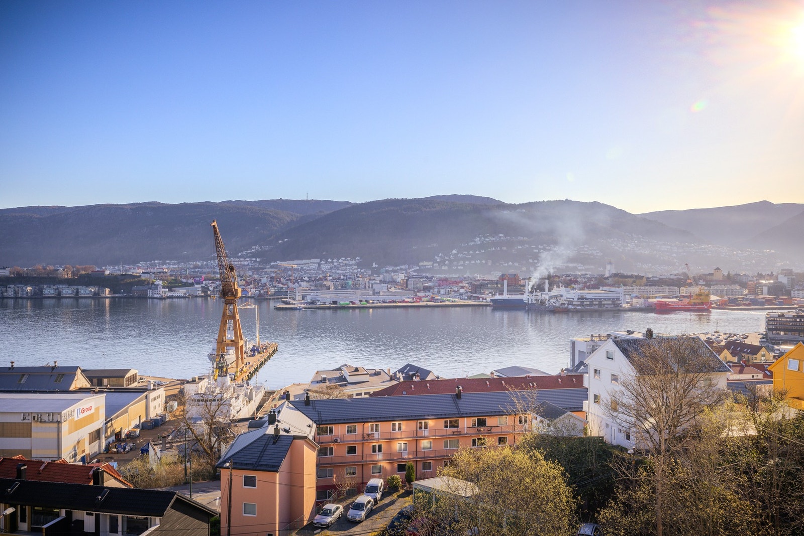 - Dagligvarehandelen er enkel og praktisk med Rema 1000 Laksevåg senter og KIWI Hamrehjørnet i nærheten - Galleribilde