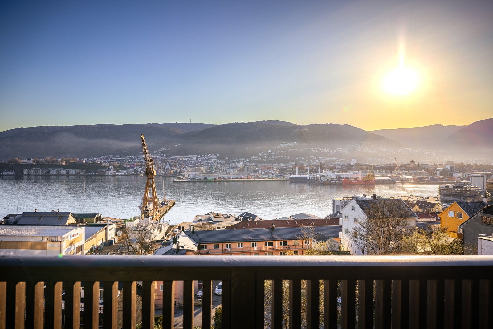 - Leiligheten byr på god planløsning og nydelig utsikt mot Laksevåg og Byfjorden - Galleribilde