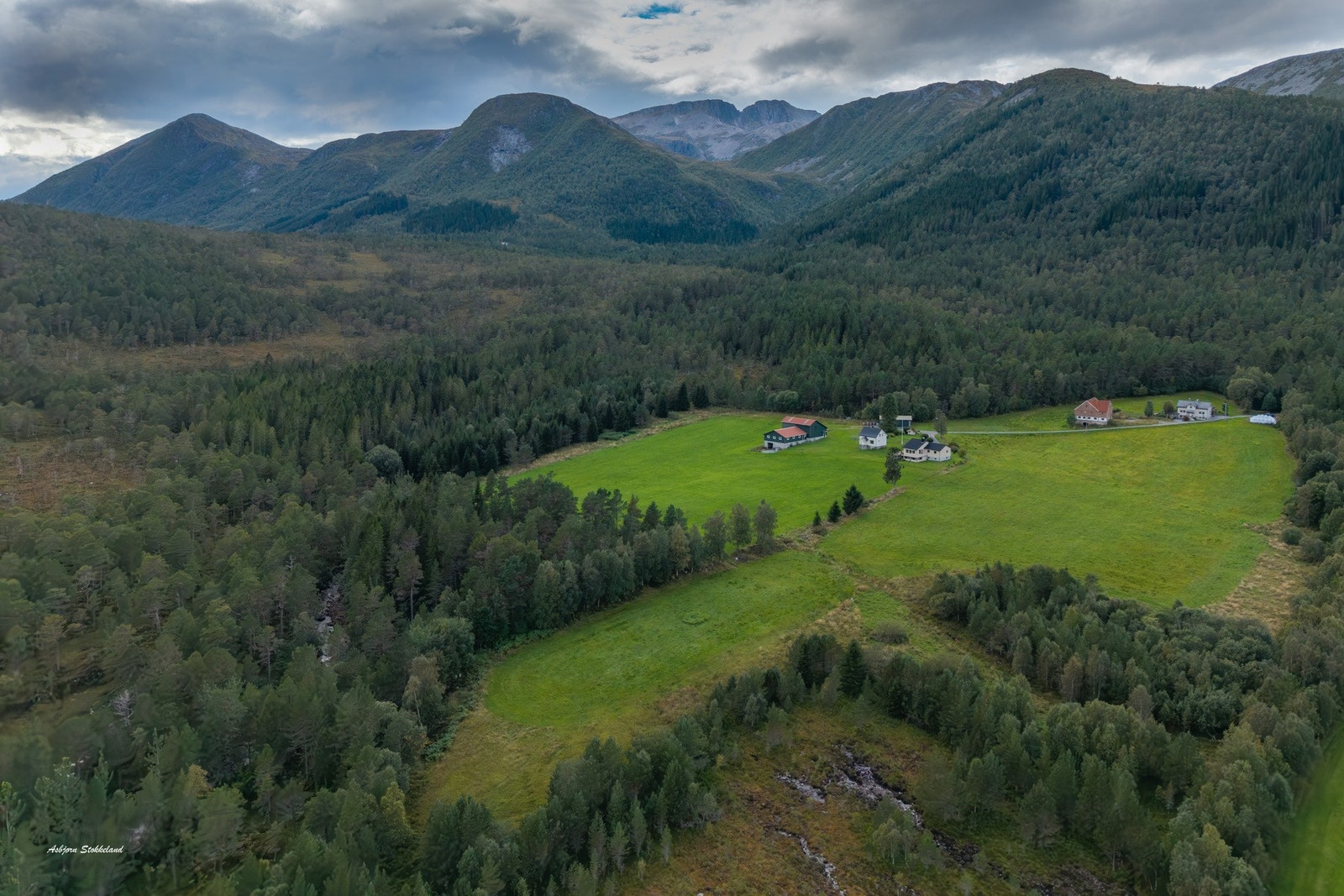 Eiendommen ligger flott til med nydelig natur rundt seg. Her har man også jaktrett Galleribilde