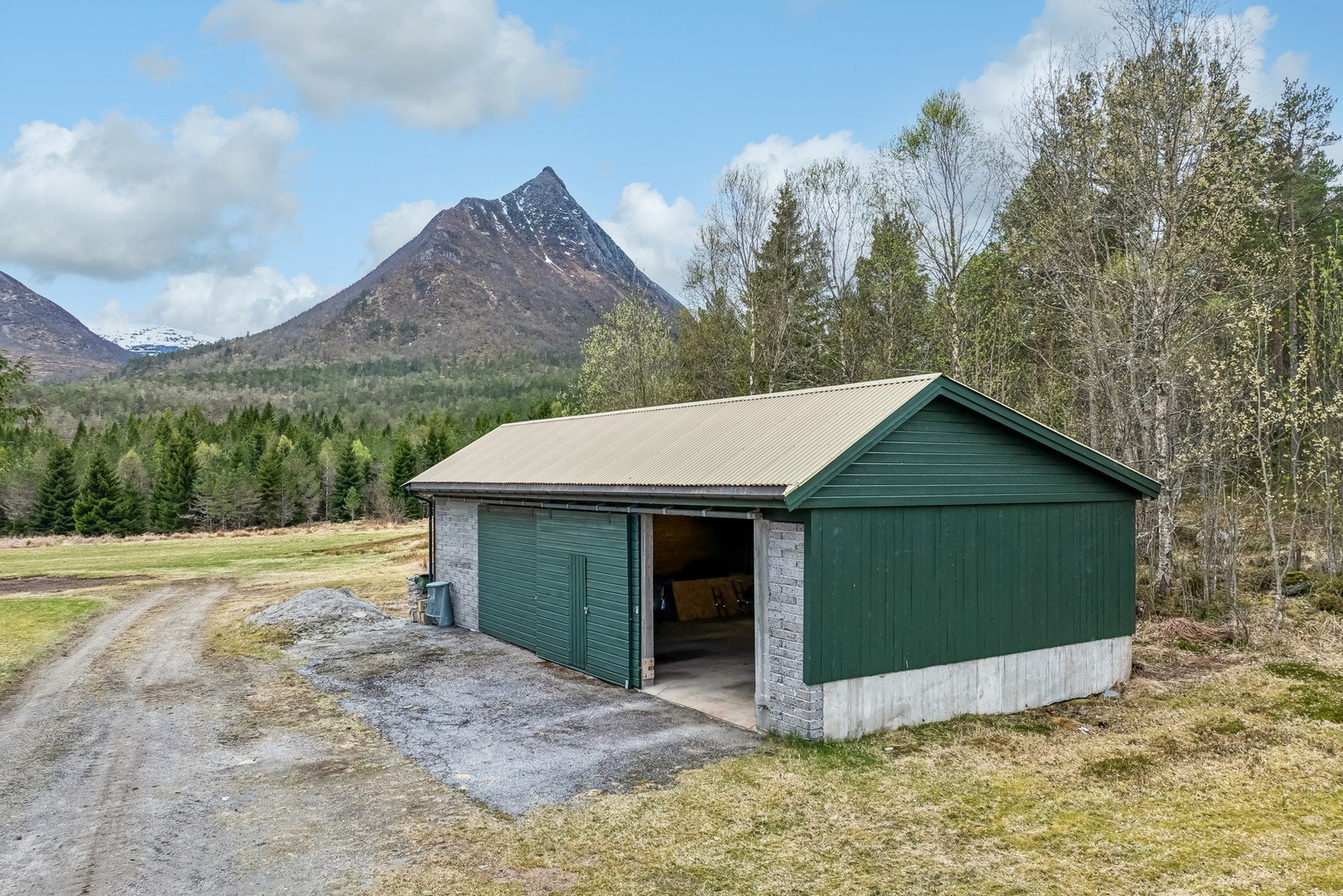 Garasje/redskapshus ble bygd i 1977 og er på hele 85 m2 Galleribilde