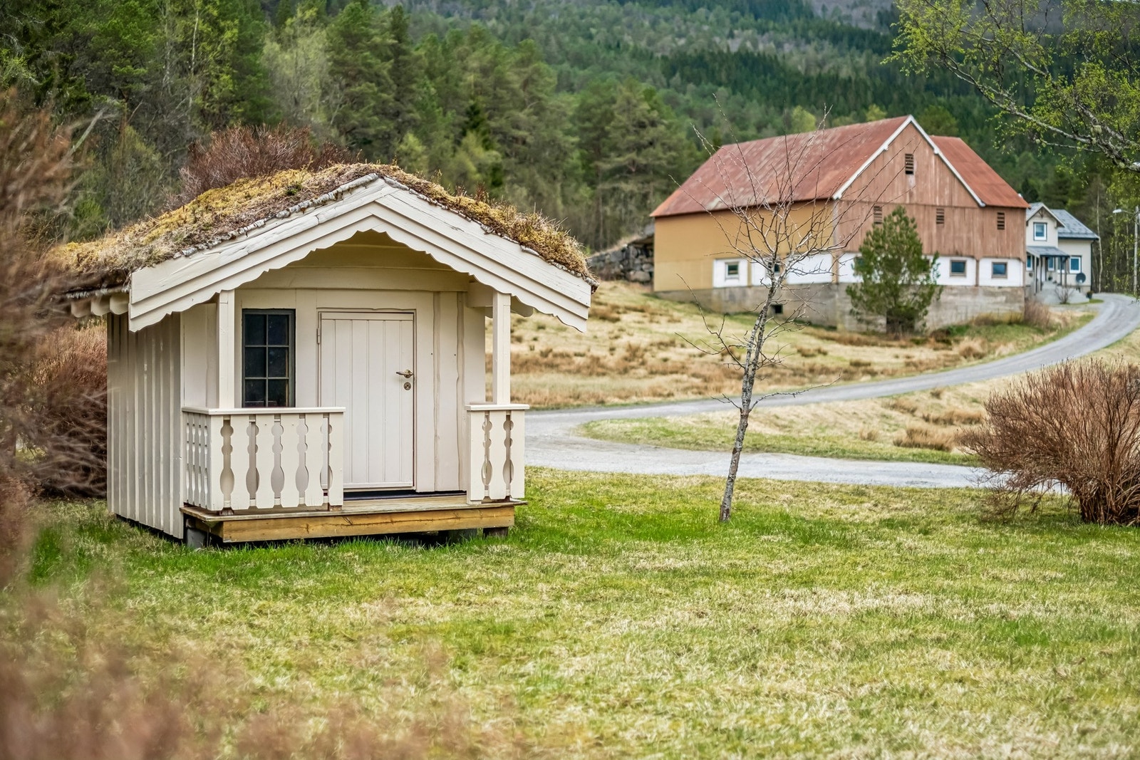 Barnevennlige omgivelser med lite trafikk. Tilhørende på eiendommen er det også en eldre låve Galleribilde