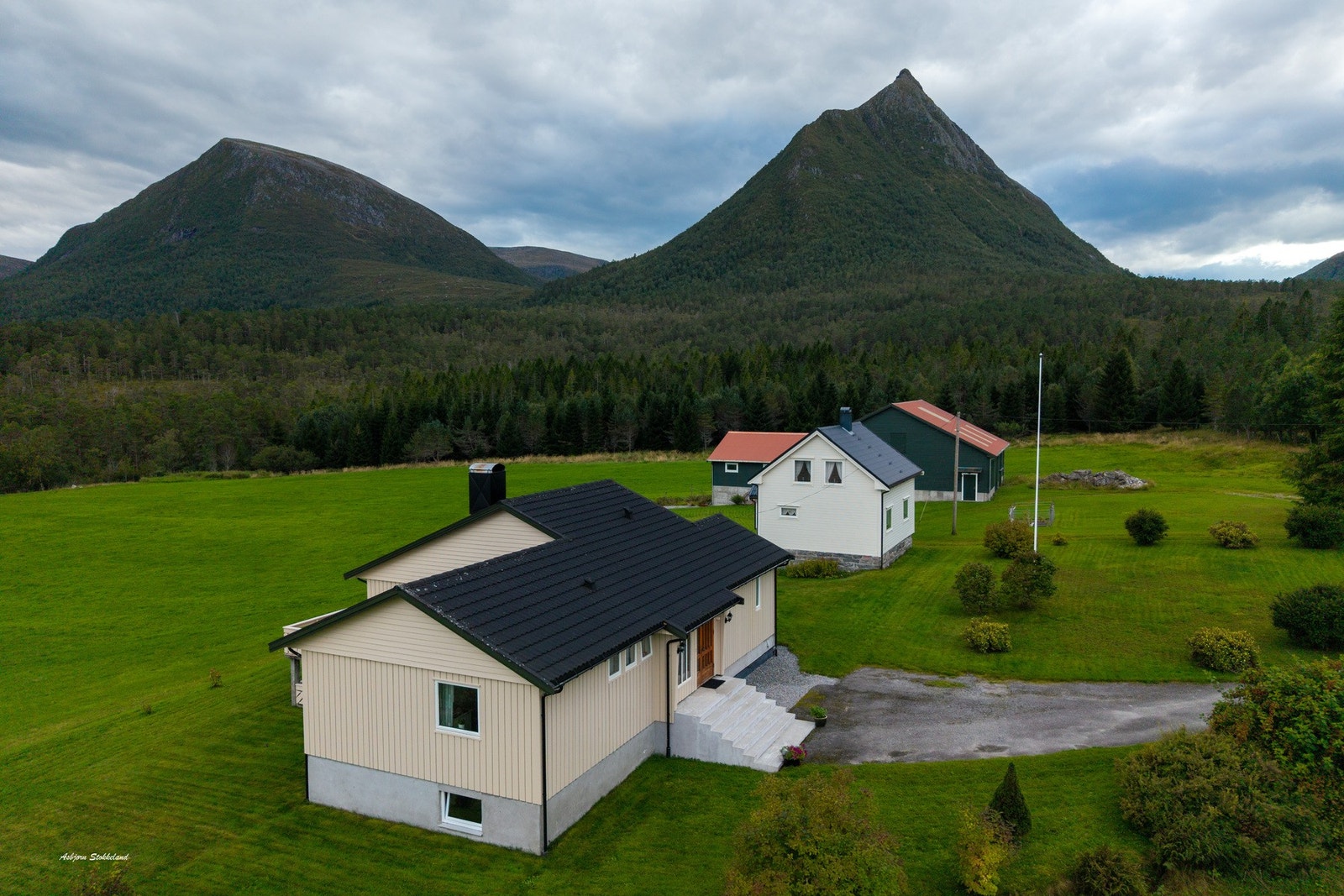 Nærmest bildet har man hovedhuset, etterfulgt av kårboligen og driftsbygning Galleribilde