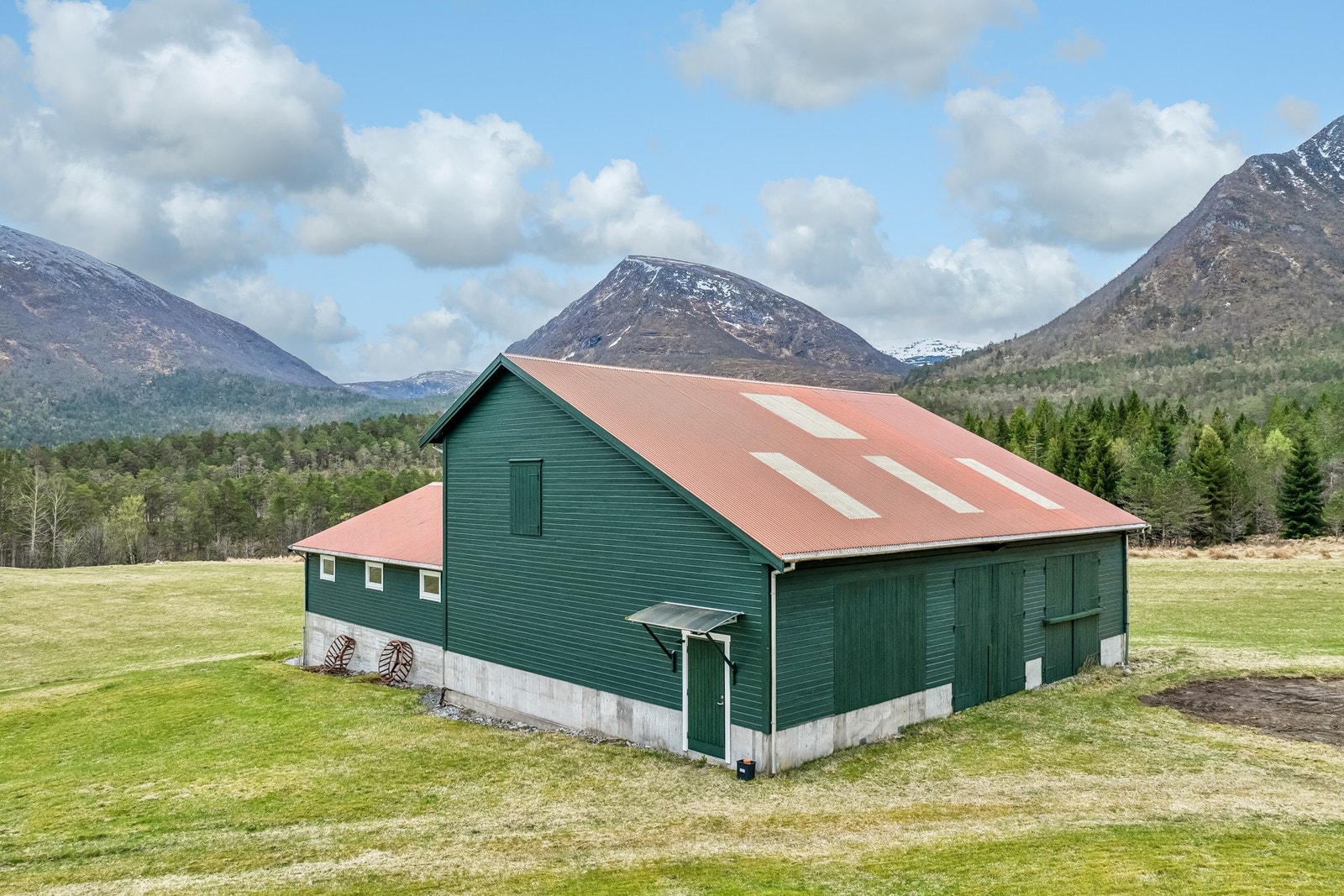 Stor driftsbygning på 440 m2. Her finner man gjødselkjeller, sauefjøs, vaktrom, siloer og fòrrom Galleribilde