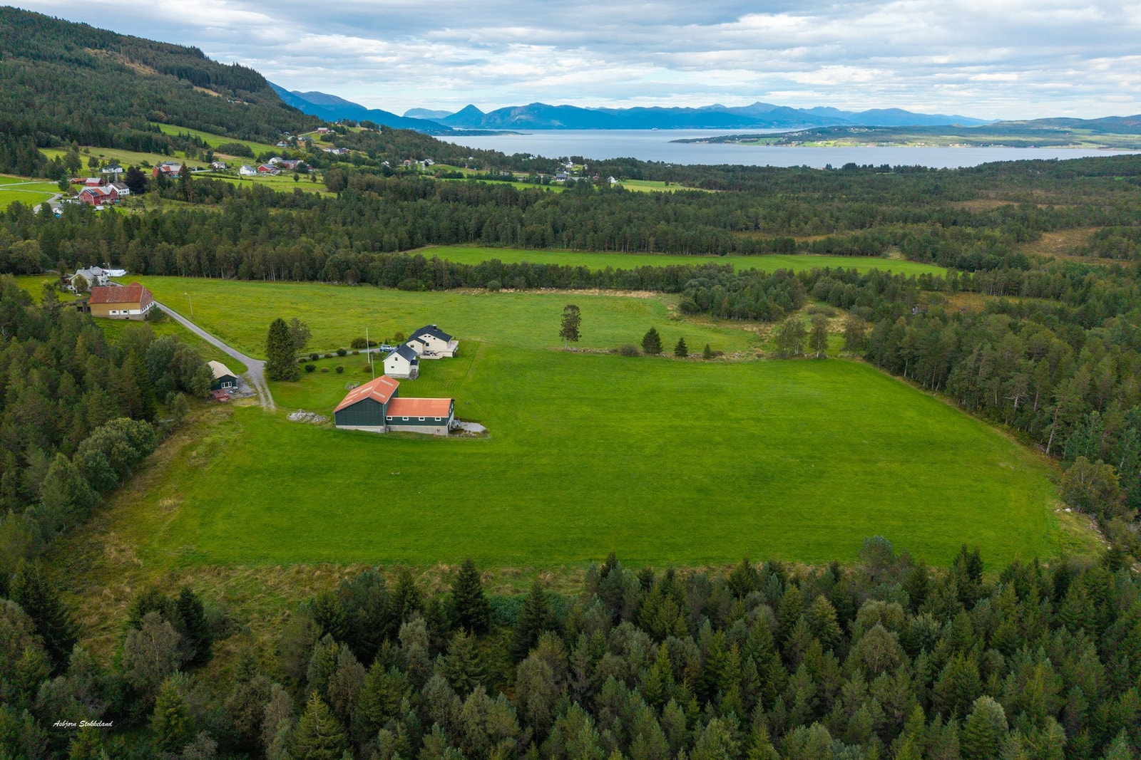 En flott eiendom på 298 dekar, fordelt på tre teiger, med blant annet 54,4 dekar dyrka mark og beite og 162 dekar skog Galleribilde