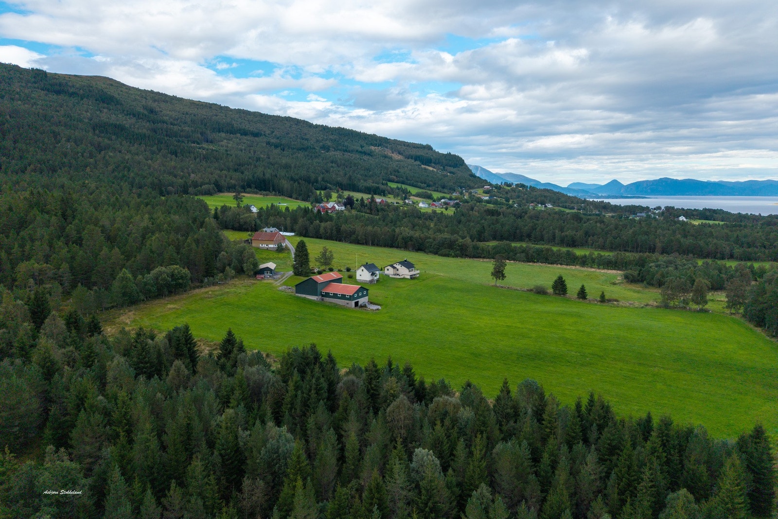 Landbrukseiendom på 298 dekar. Gårdsbruket består av en stor enebolig, kårbolig, driftsbygning, redskapshus og fjøs Galleribilde