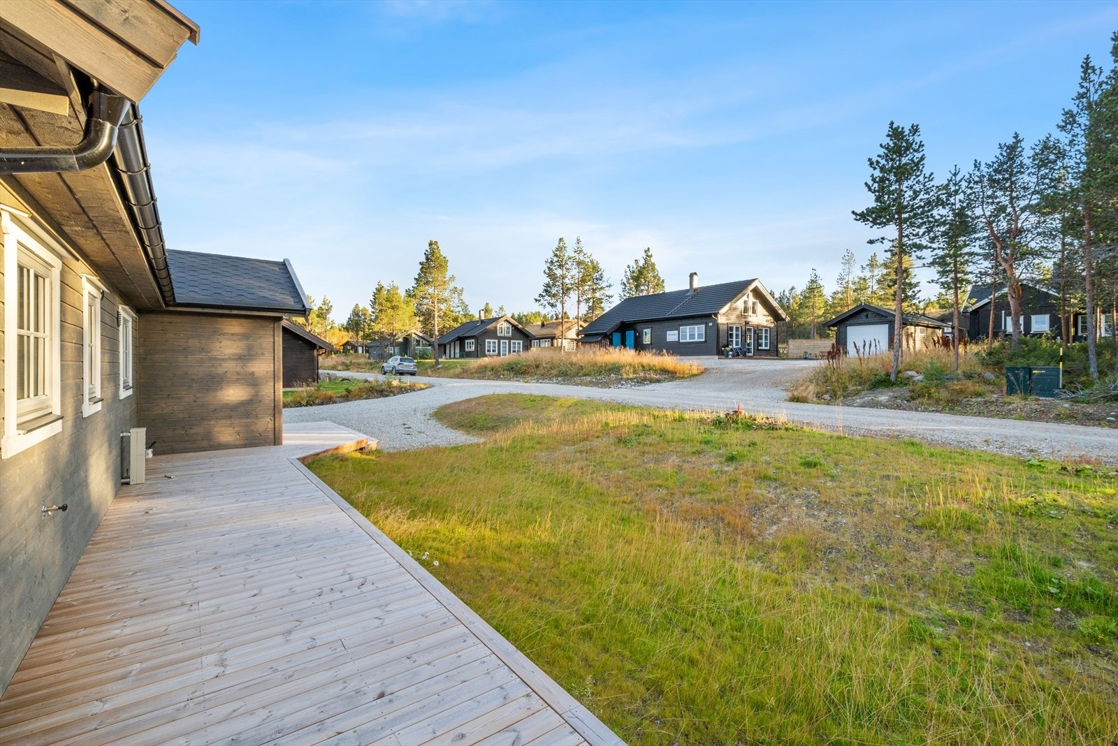 På terrassen har man flere møbleringsmuligheter, og her finner man solen fra morgen til kveld. Galleribilde