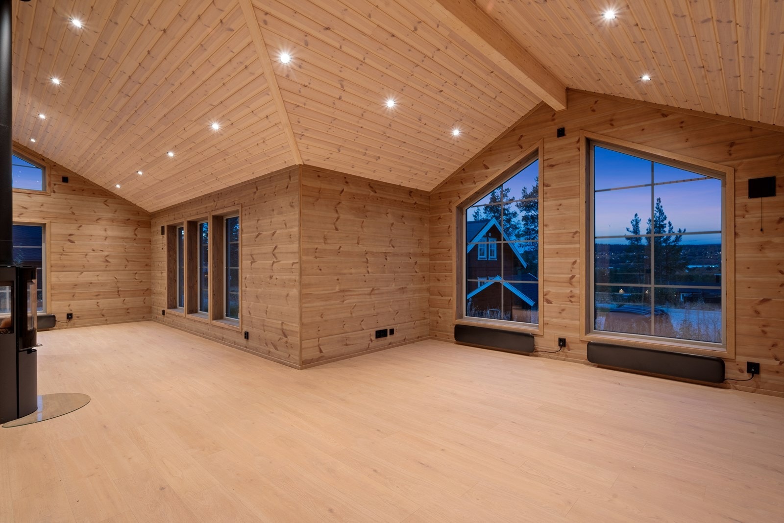 De store vindusflatene gir en vakker, naturlig lyssetting. Galleribilde