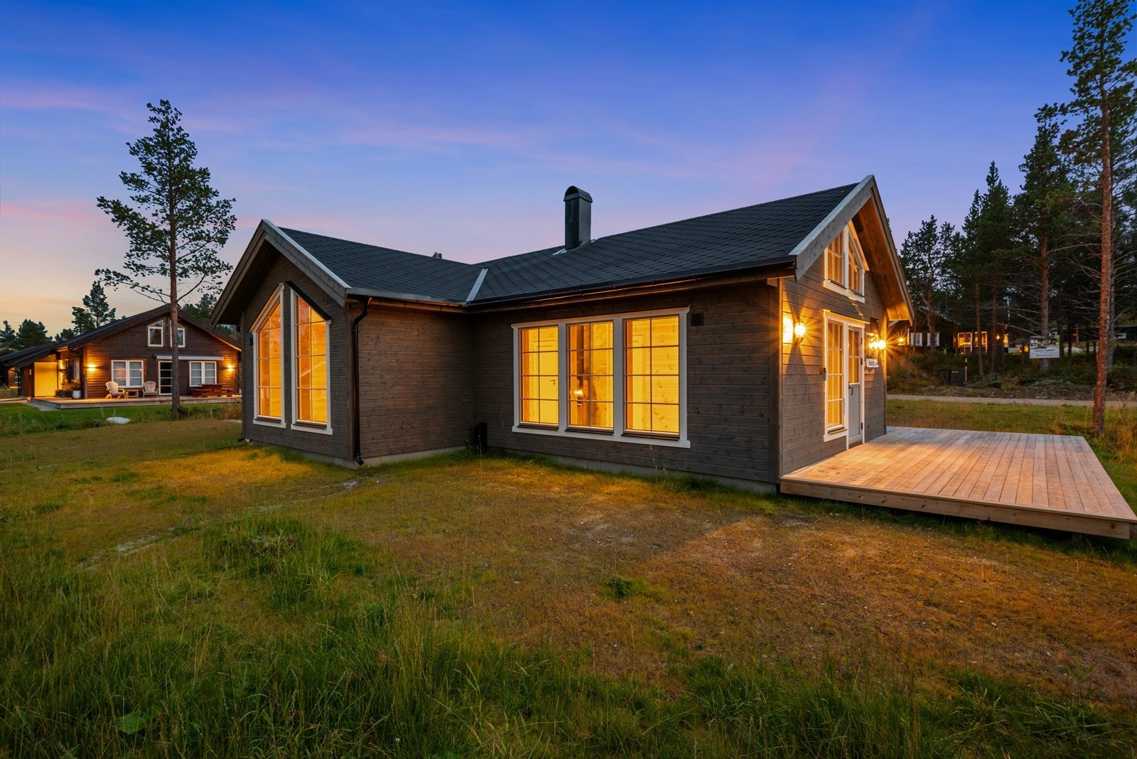 Velkommen til Corneliusveien 4 - en flott, splitter ny hytte med hems, oppført i moderne stil. Foto: Interiørfoto v/ Haukdal. Galleribilde