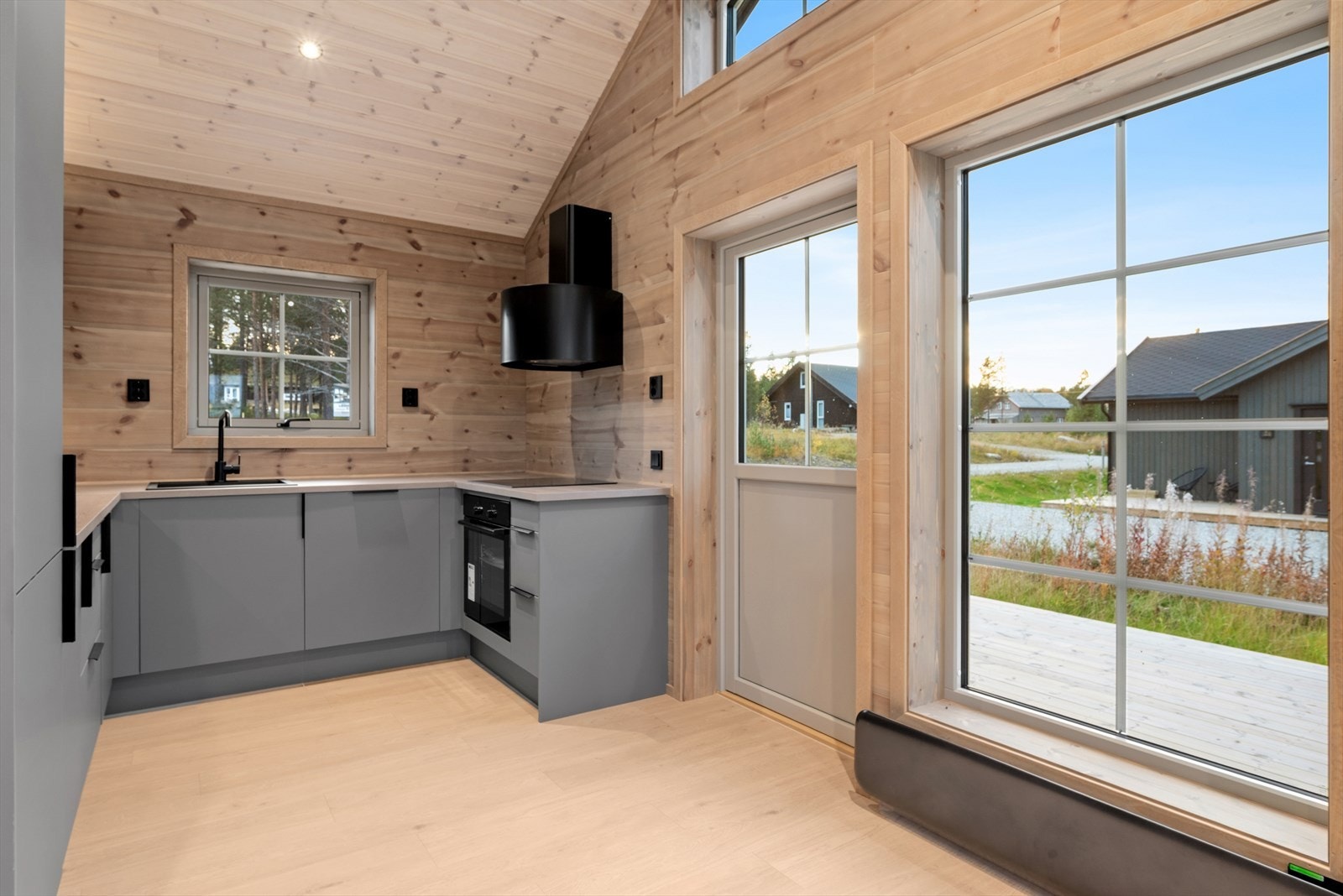 Det delikate kjøkkenet har slette fronter og integrerte hvitevarer . Galleribilde