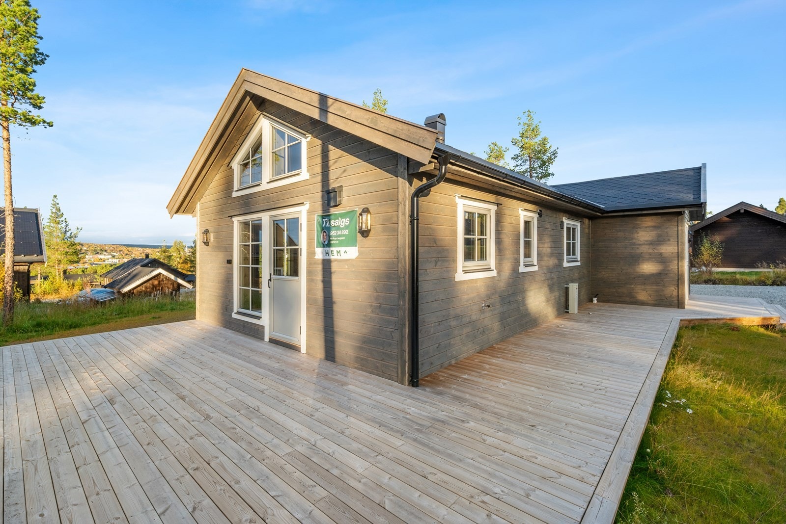 Terrassen ved inngangssiden fortsetter videre langs gavlveggen, og herfra er det utgang fra stuen. Galleribilde