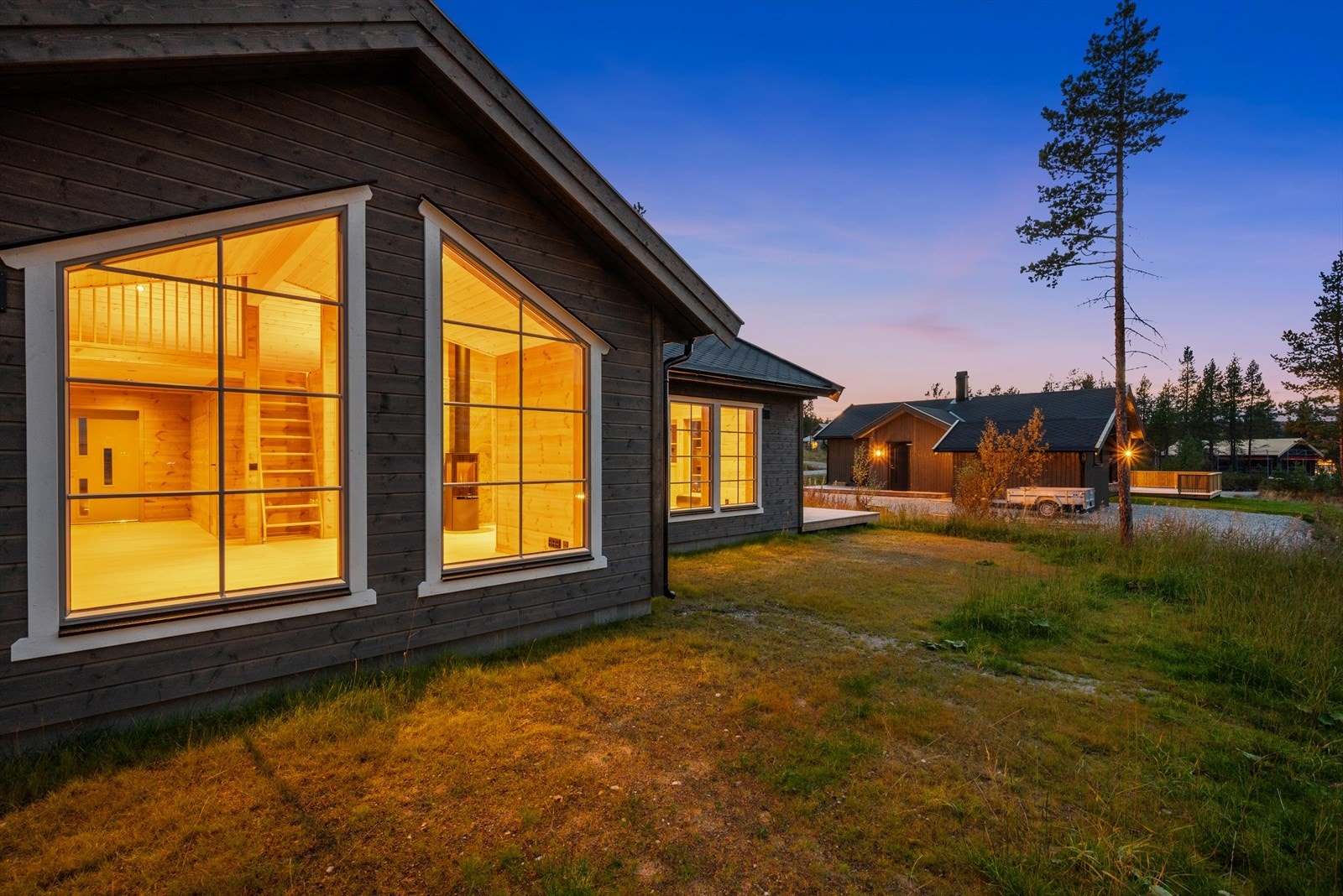 Her har man nærhet til naturskjønne omgivelser, og gangavstand på til Røros sentrum (ca. 3 km) med alle fasiliteter. Galleribilde
