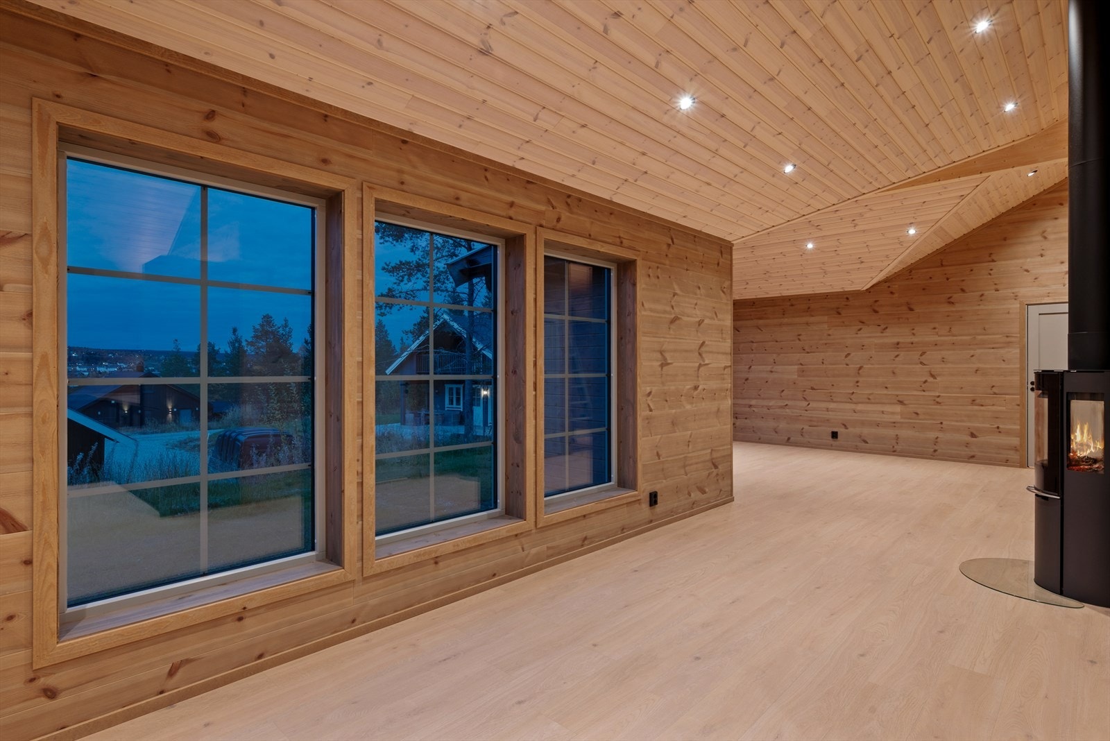 Stuen er naturlig inndelt i ulike brukssoner, og det passer utmerket å innrede med spiseplass ved kjøkkeninnredningen. Galleribilde