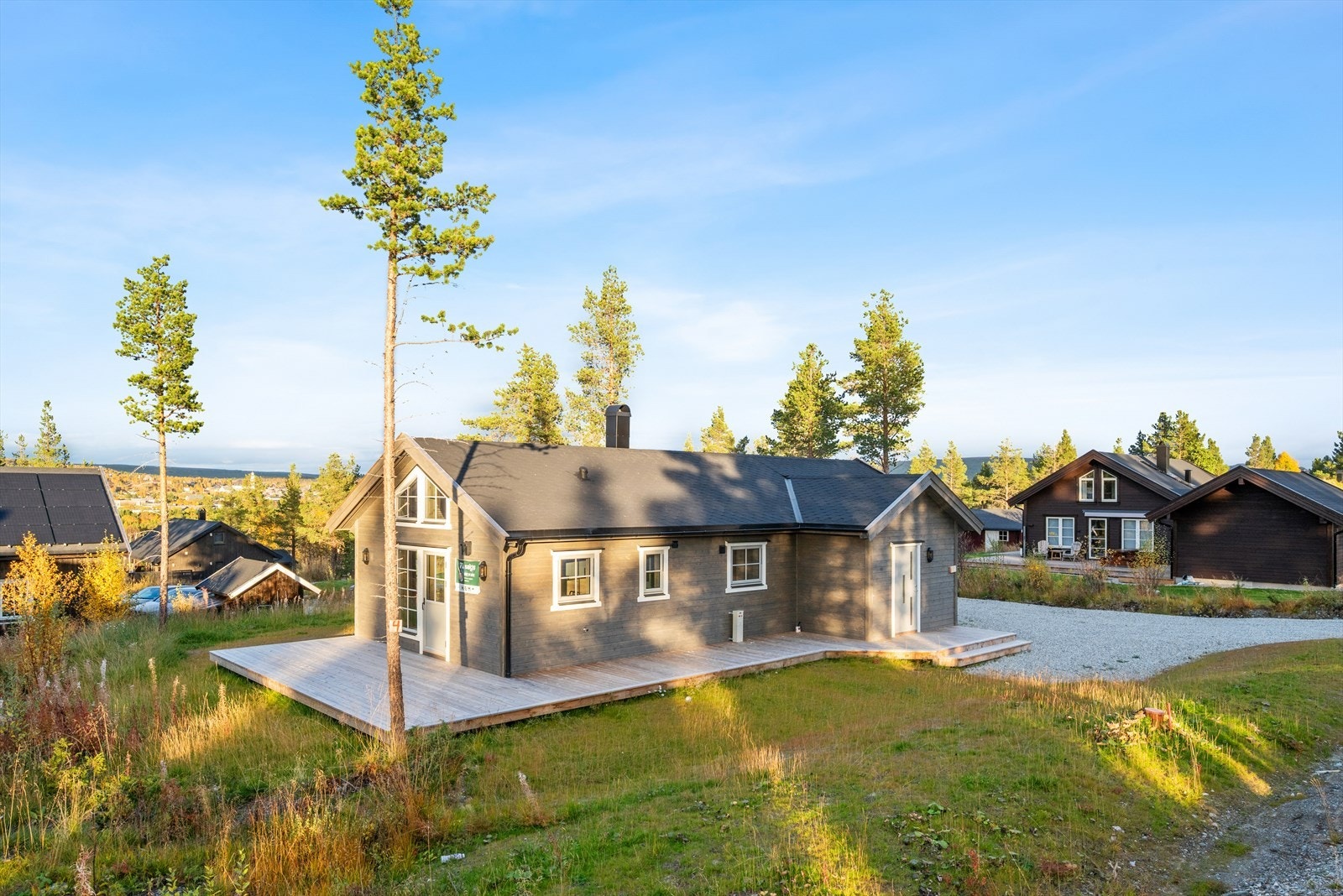 Rett utenfor hytteveggen er det flotte turløyper hele året, og flotte, oppkjørte skiløyper på vinteren. Galleribilde