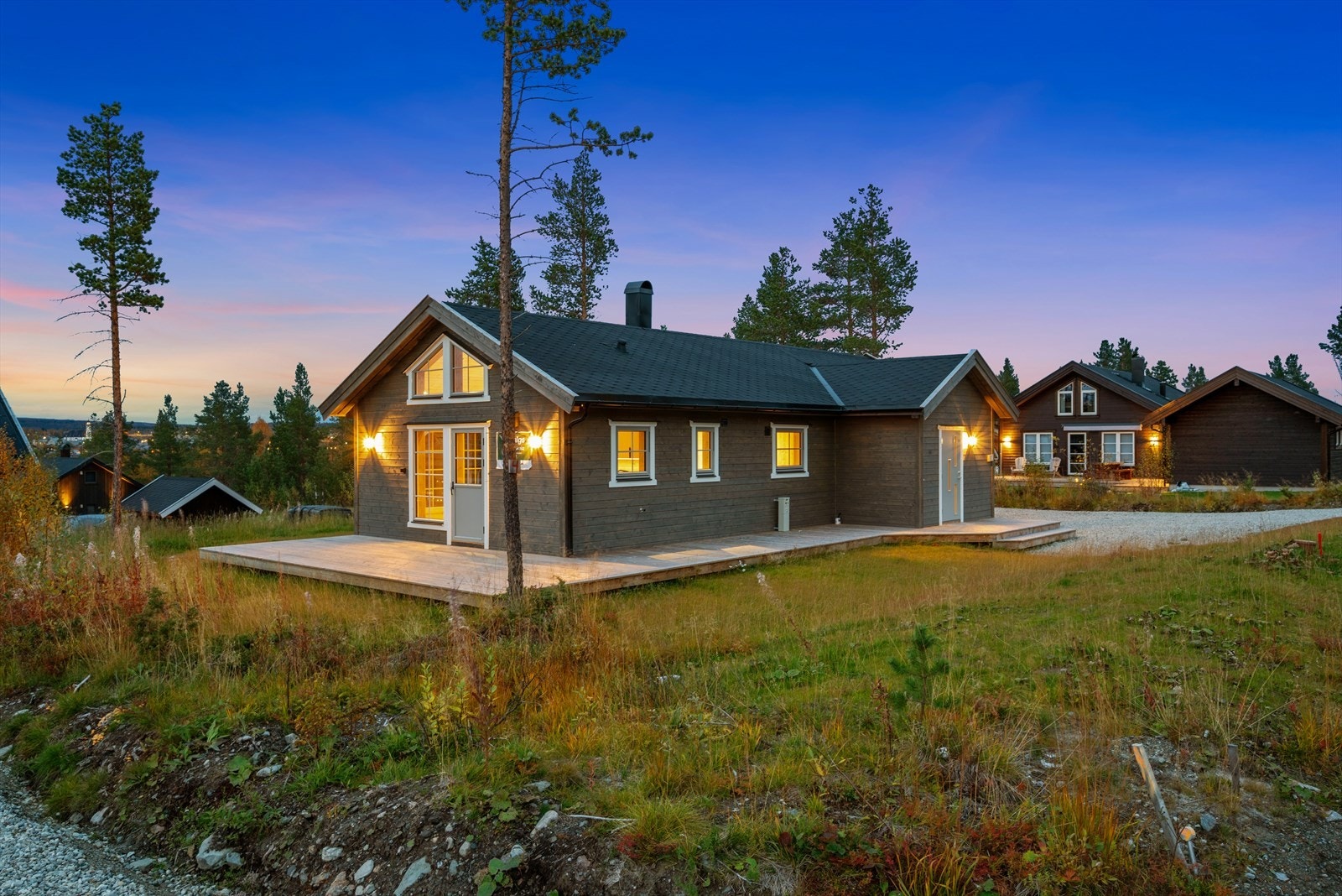 Hytta ligger i det attraktive hyttefeltet Hånesåsen på Røros, med flott utsikt over Røros sentrum. Galleribilde