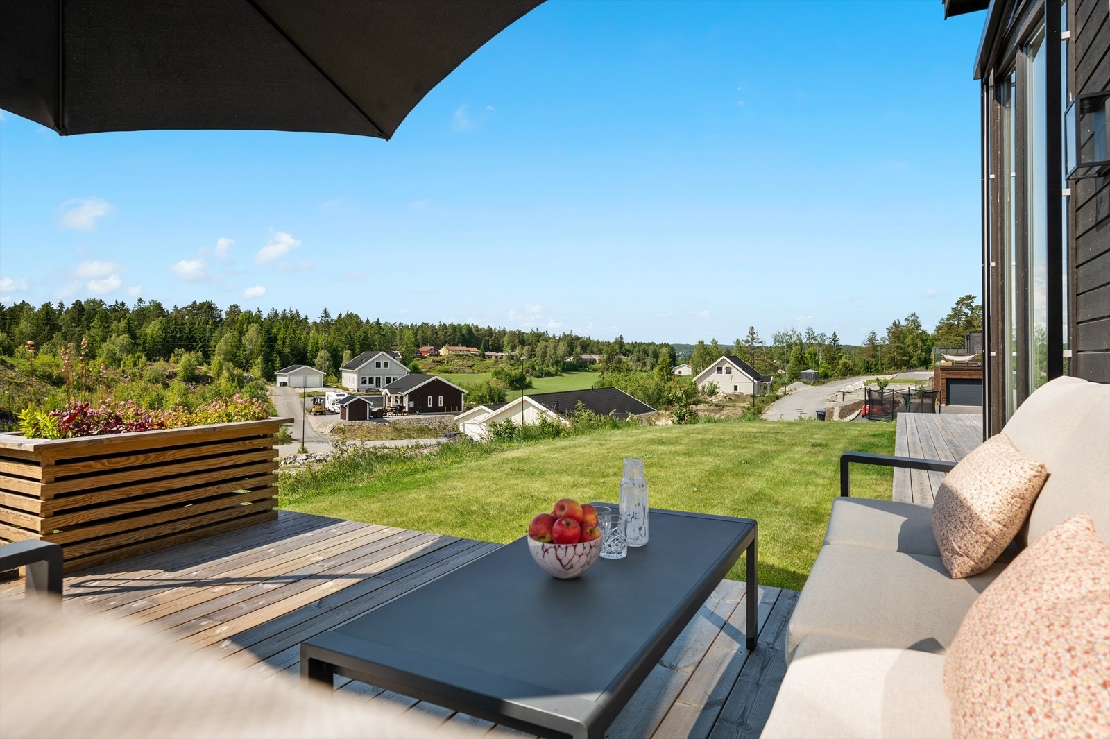 Boligen ligger høyt, byr på god utsikt og har gode solforhold gjennom hele dagen. Galleribilde