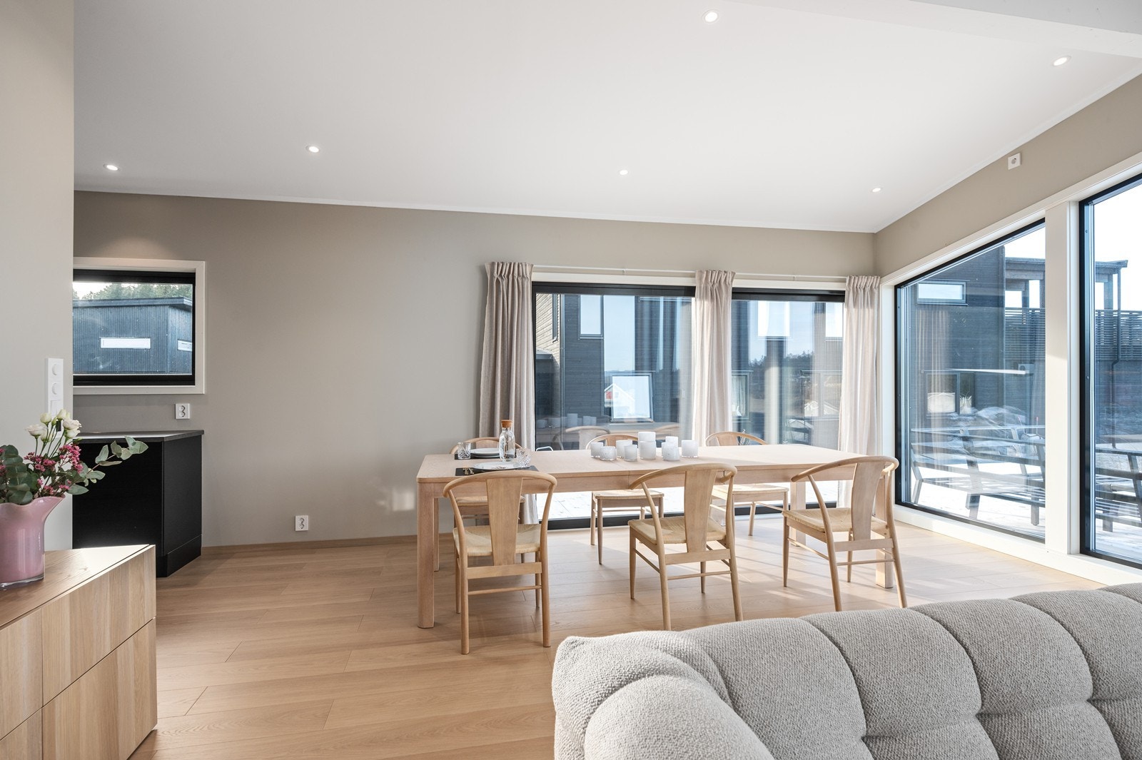 Spiseområdet har direkte utgang til terrasse og utearealer via en praktisk skyvedør. Galleribilde