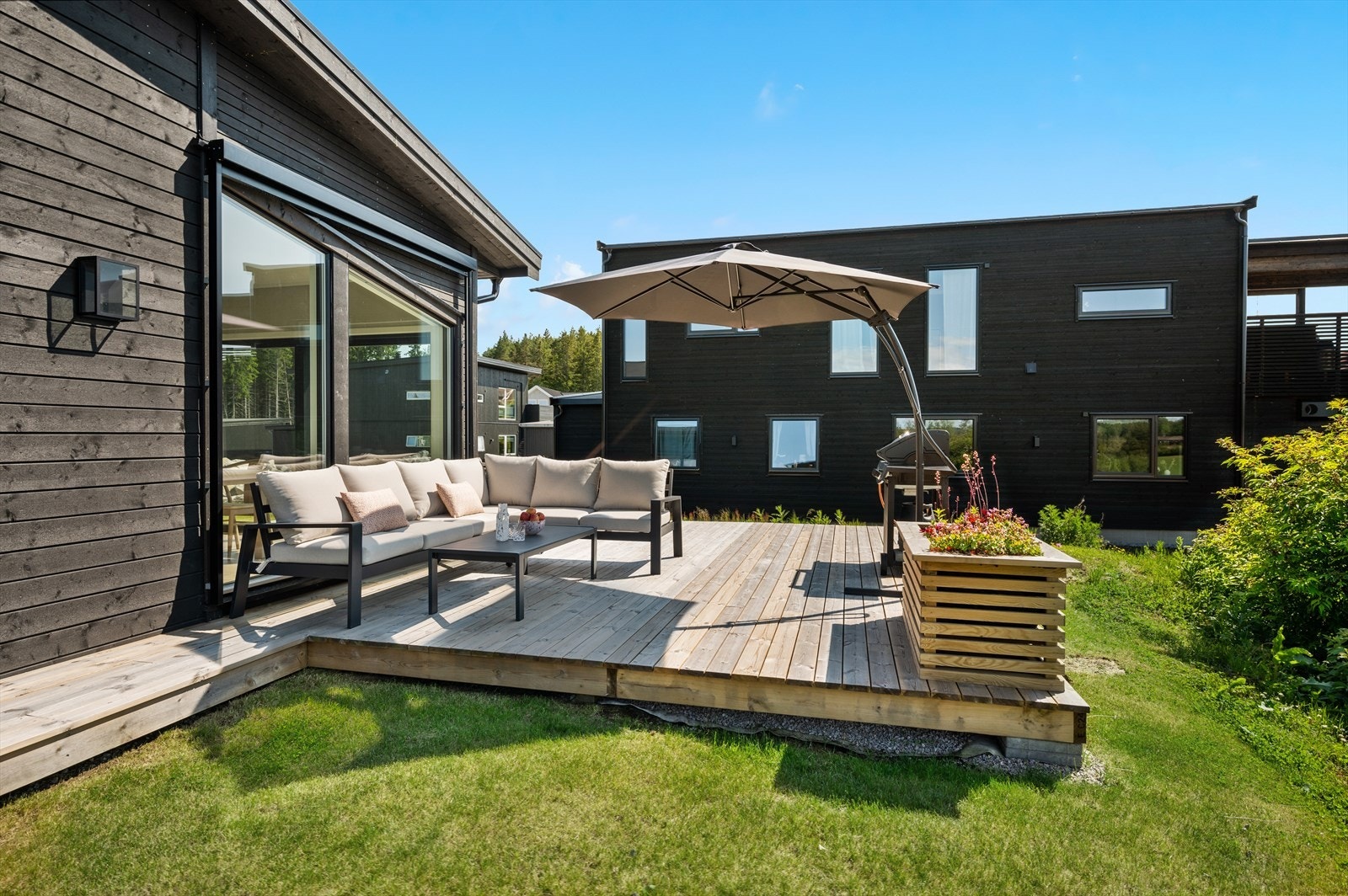 Fint uterom for avslapning og middager utendørs. Galleribilde