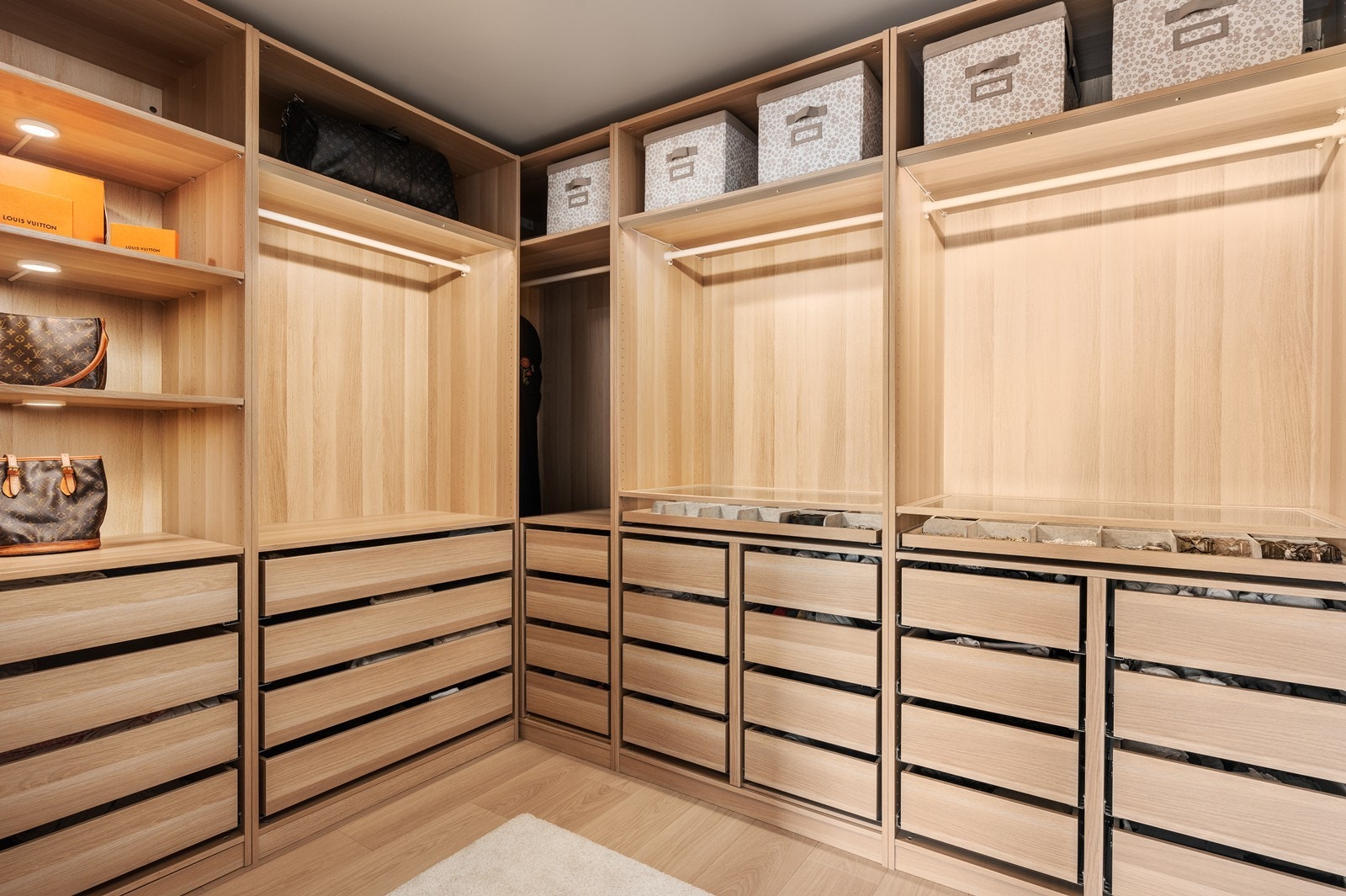 Walk-in closetet har tidligere vært soverom 3, og kan enkelt tilbakeføres ved behov for et ekstra soverom. Galleribilde