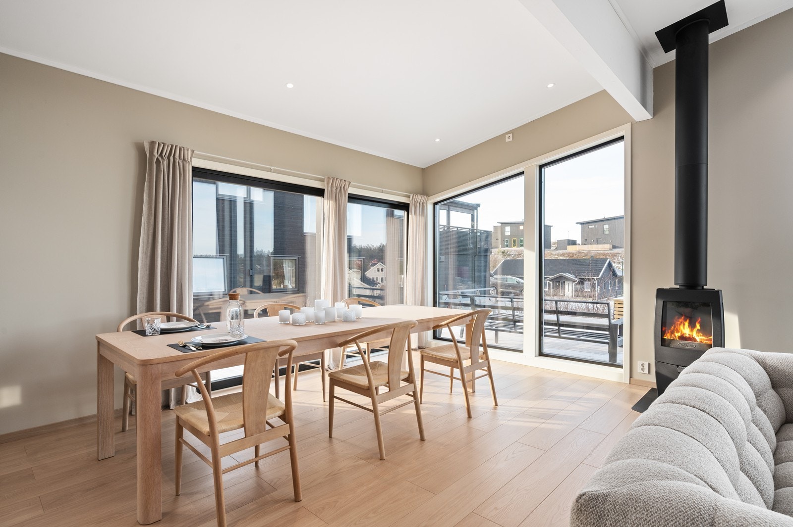 Store vindusflater som slipper inn masse naturlig lys, hvorav de skrående vinduene er utstyrt med screens. Galleribilde