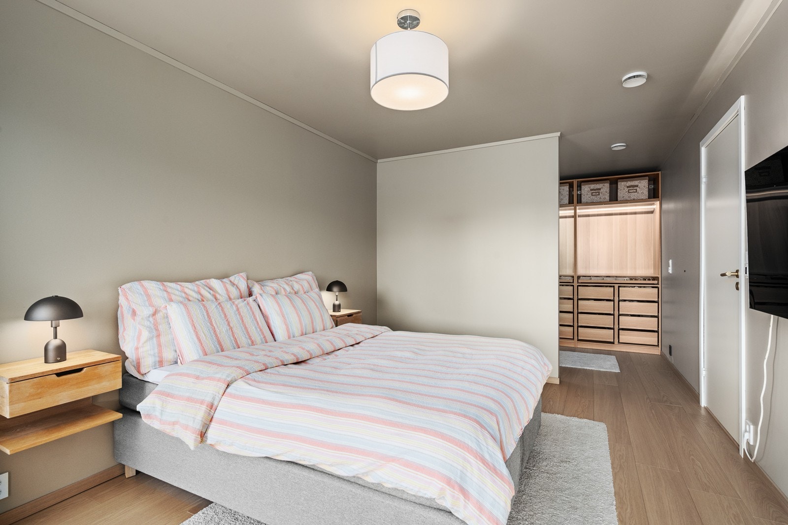 Hovedsoverommet har direkte adkomst til et romslig walk-in closet. - En praktisk og elegant løsning som sørger for ryddig oppbevaring av klær og tilbehør Galleribilde