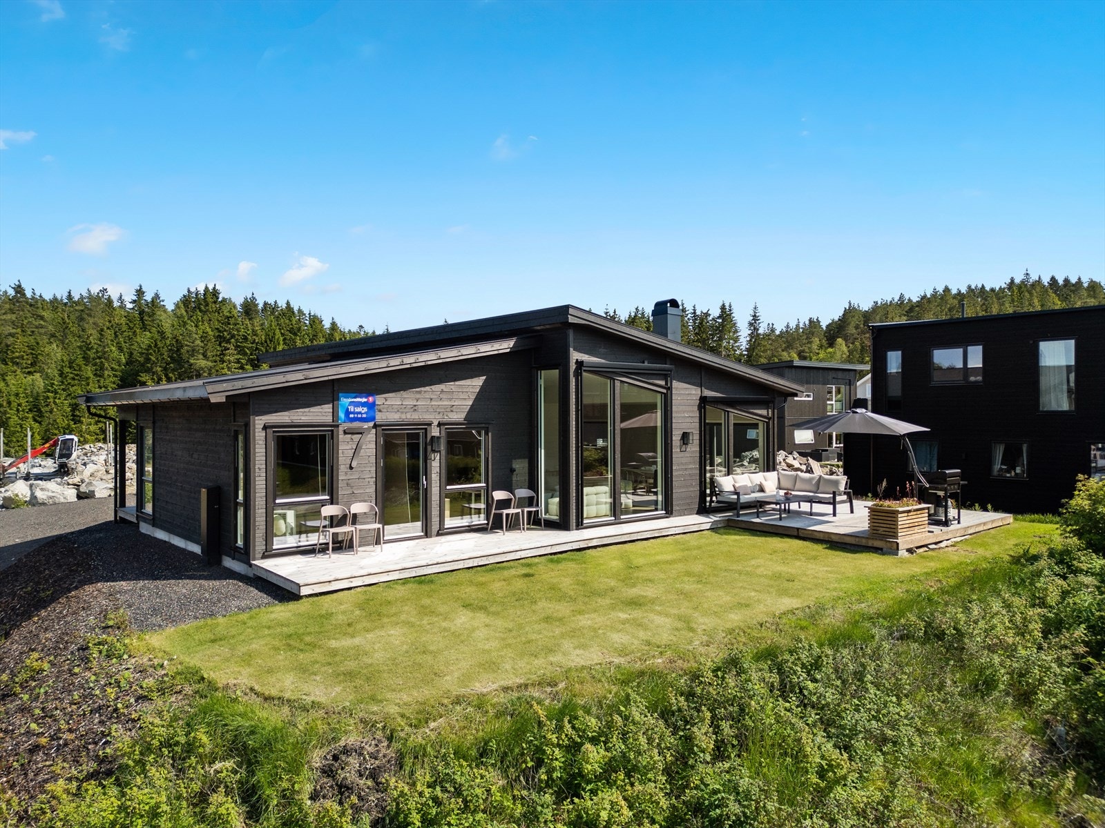 Moderne enebolig med alt på en flate. Galleribilde