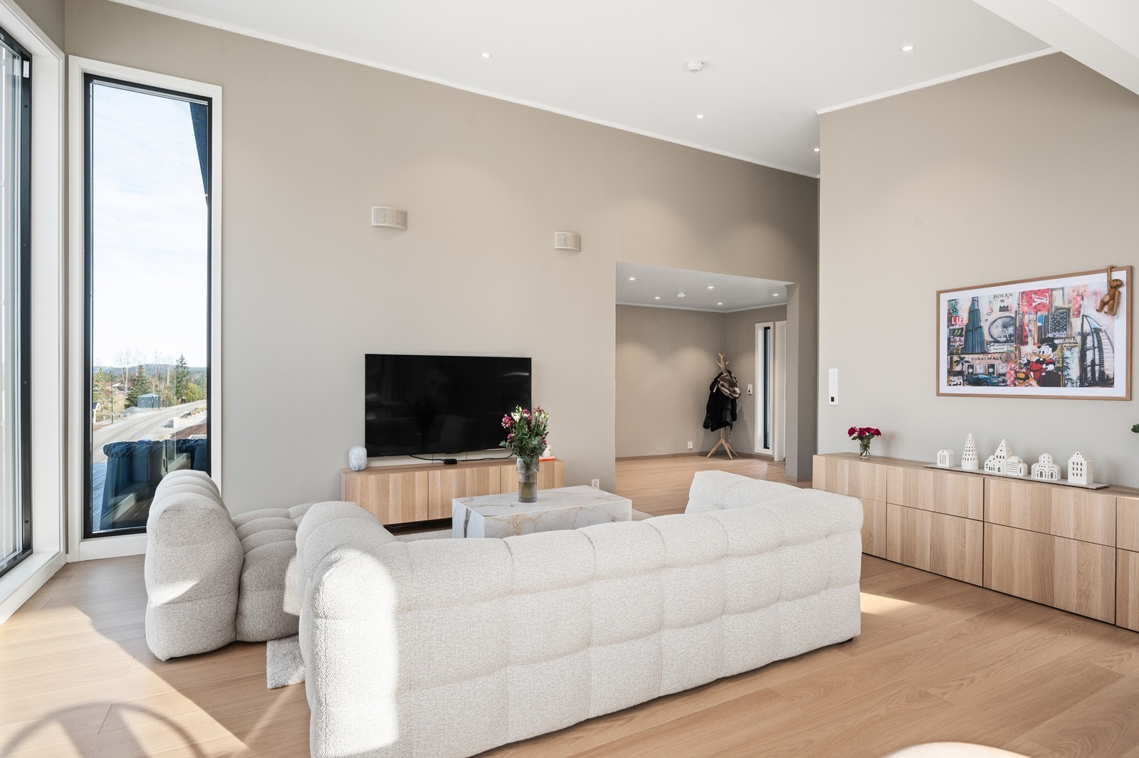 Boligen har en gjennomgående bruk av behagelige fargetoner som skaper en rolig og innbydende atmosfære. Galleribilde