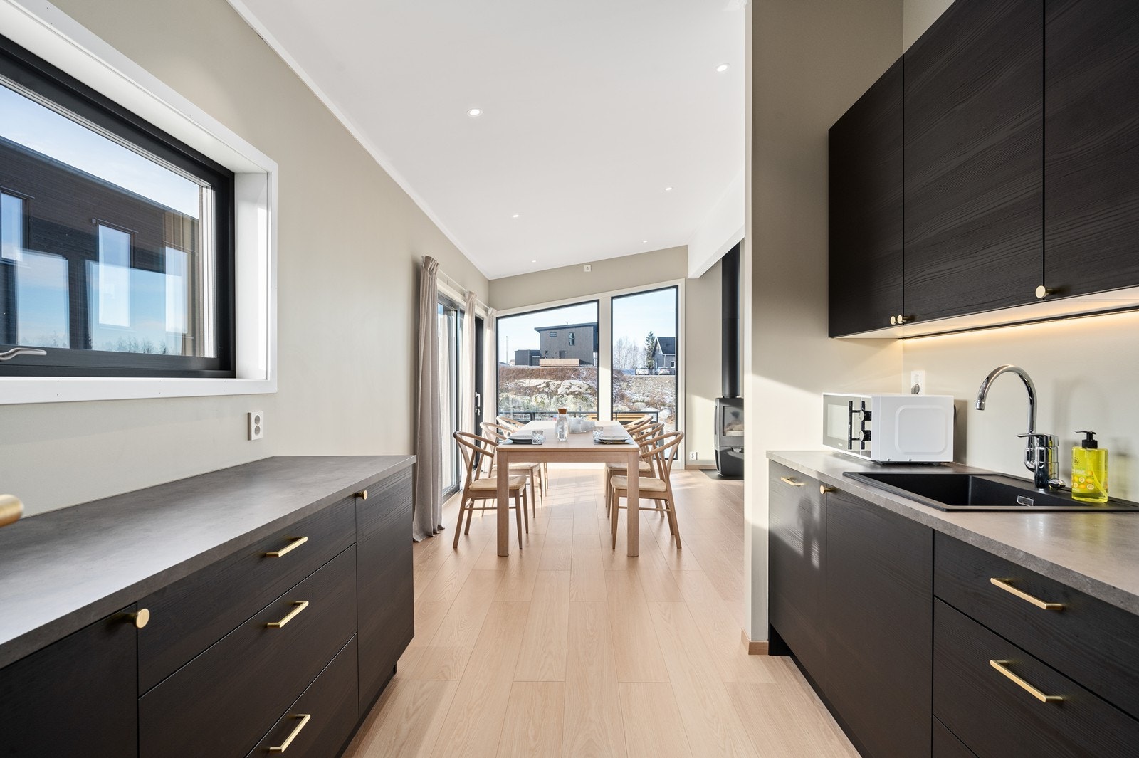 Den åpne stue- og kjøkkenløsningen skaper et sosialt og innbydende rom. Galleribilde