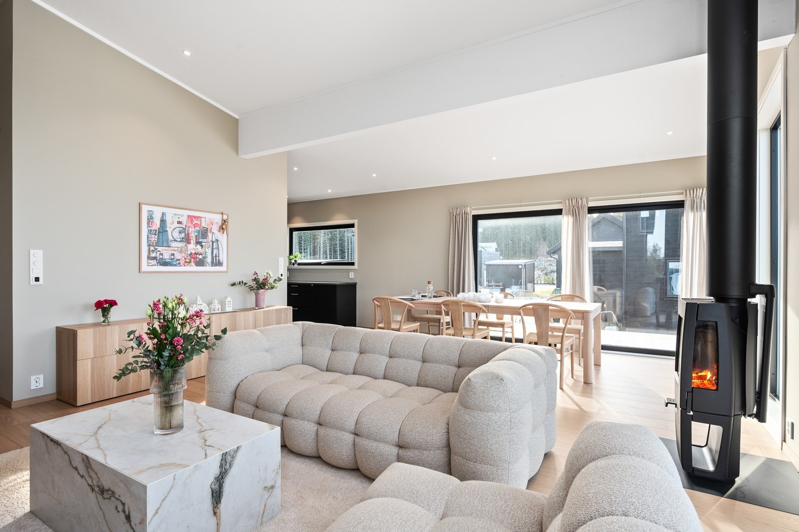 Det er god plass til både sofa- og spisegruppe i stuen. Galleribilde