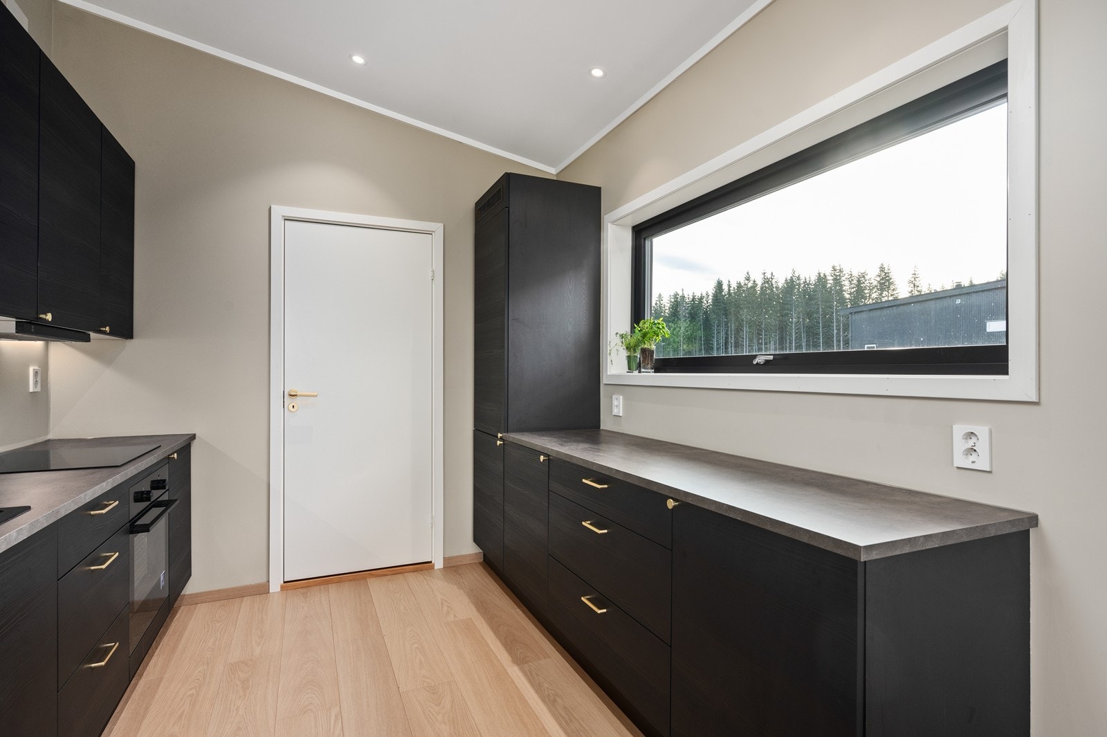 Kjøkkenet er utstyrt med kjøl/fryseskap, oppvaskmaskin, induksjonstopp, stekeovn, vannstoppsystem og komfyrvakt. Galleribilde