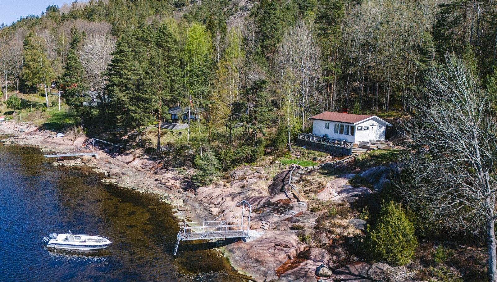Privatmegleren ved Sander Gundersen har gleden av å presentere denne veholdte og sjarmerende hytta med brygge og båtplass. Galleribilde
