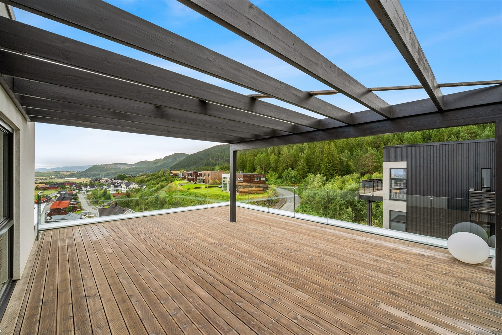 På andre siden av loftstua, åpner skyvedørene seg til en privat takterrasse på hele 48,5 kvm på østsiden av huset - en sjelden forlengelse av rommet. Galleribilde
