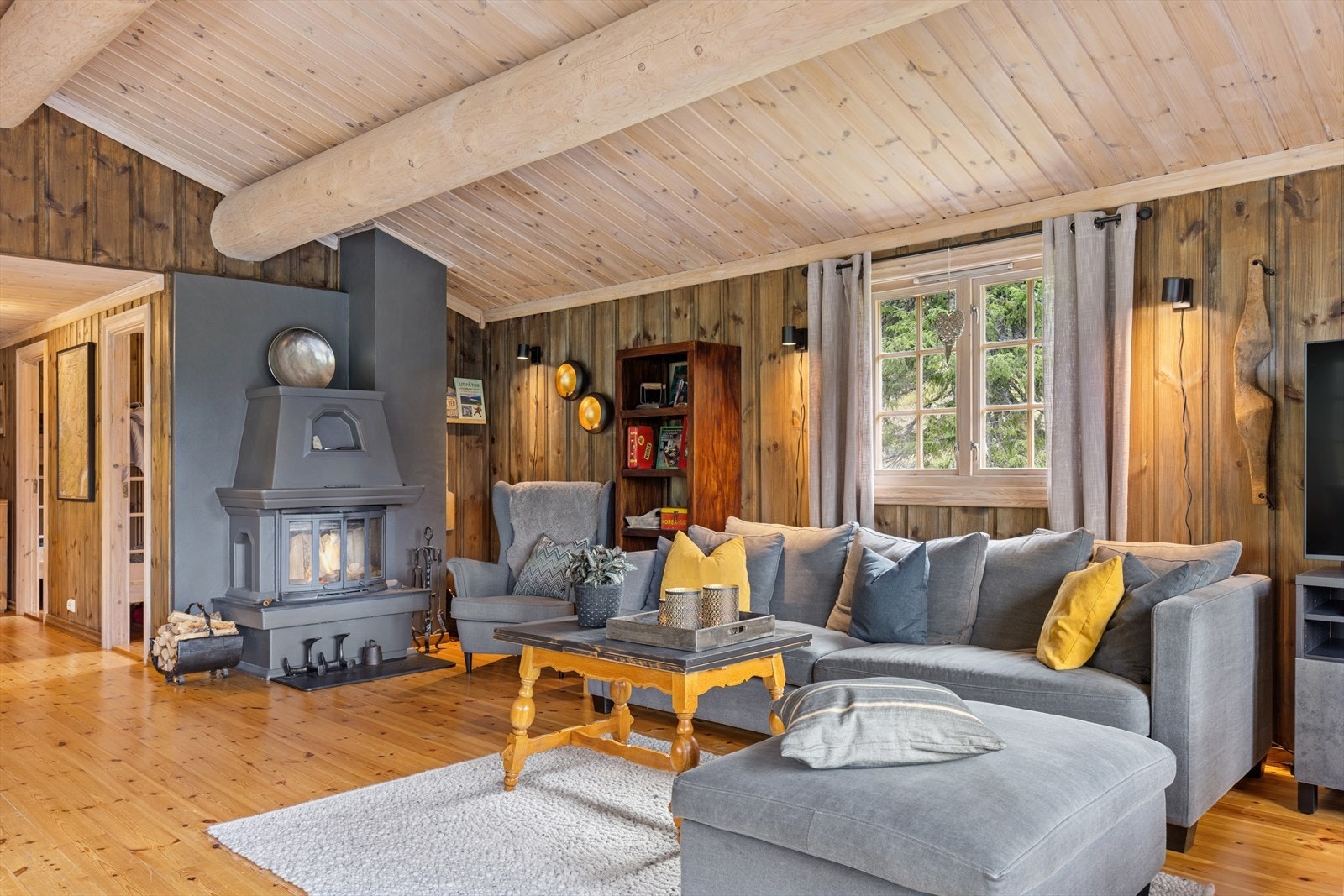 Stuen har flere innredningsmuligheter og god plass til både sofa og spisegruppe Galleribilde