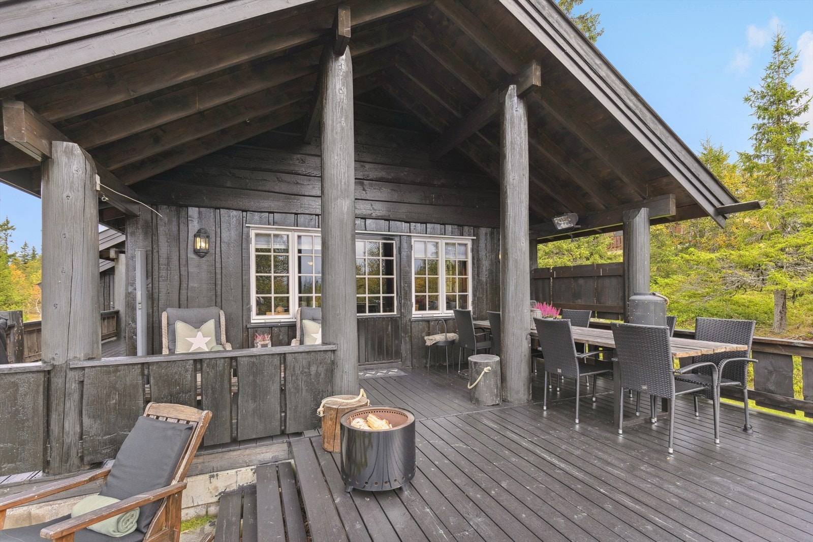 Stor og flott terrasse som er delvis overbygget. Terrassen ble utvidet i 2023. Galleribilde