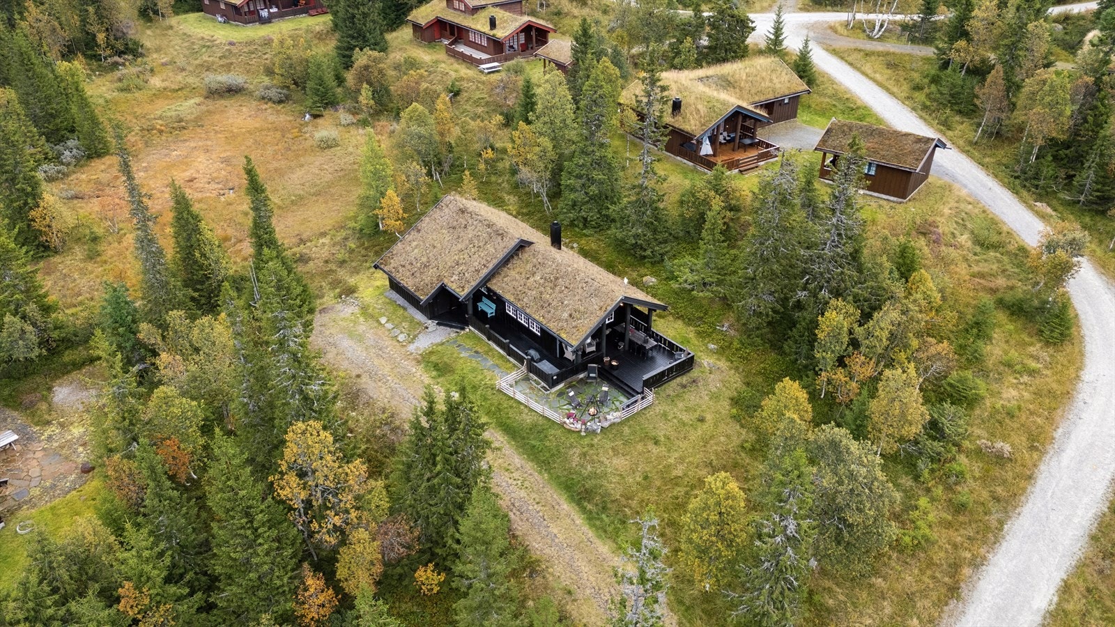 Eiendommen har en pent opparbeidet tomt med god skjerming mot nabohytter. Bilvei helt frem og parkering på egen tomt Galleribilde