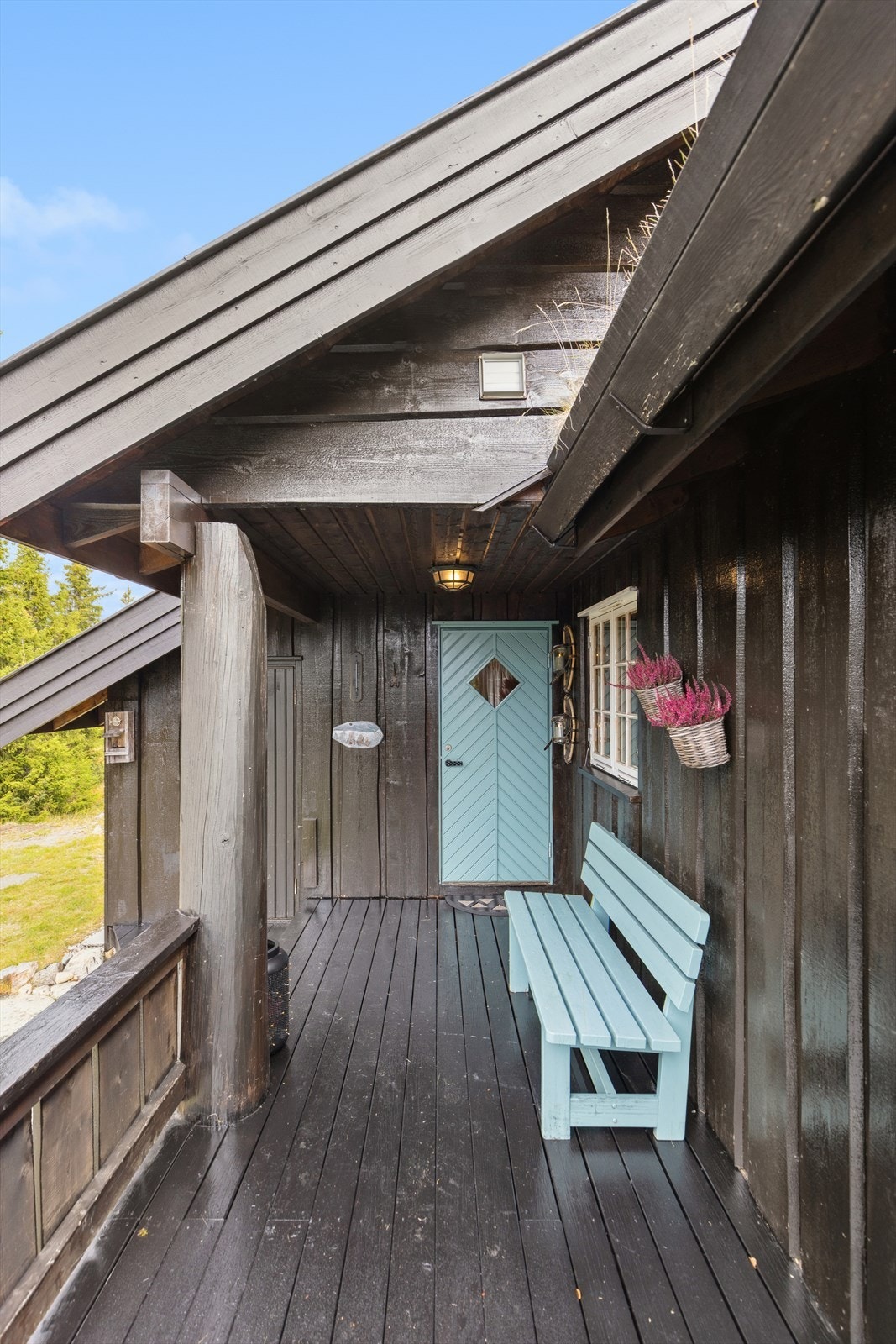 Trivelig adkomst via terrasse og overbygget inngangsparti. Galleribilde