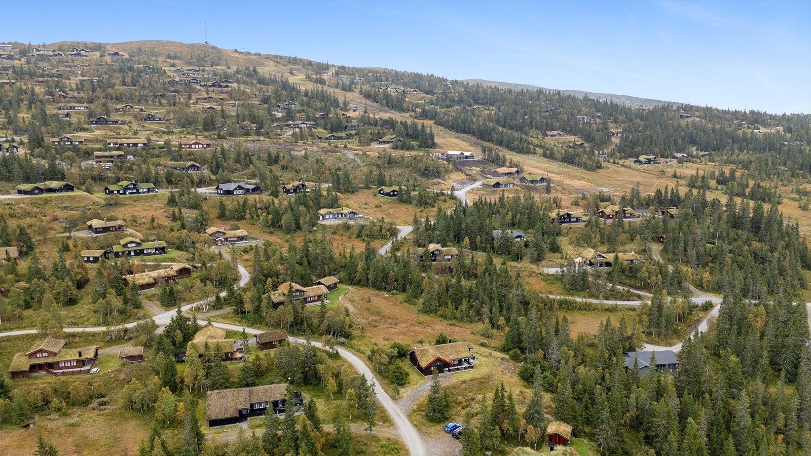 Fra hytta tar det kun tre-fire minutter med bil til Haglebu Fjellstue og Haglebu Feriesenter. Galleribilde