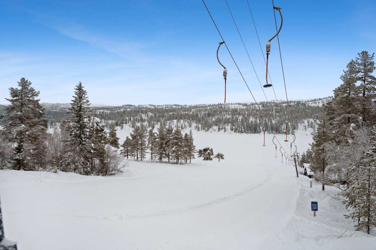 Fagerfjell skisenter, med tre skitrekk, ligger bare 3 minutters kjøretur unna, og gir gode muligheter for alpint og kjelkeaktiviteter. Galleribilde