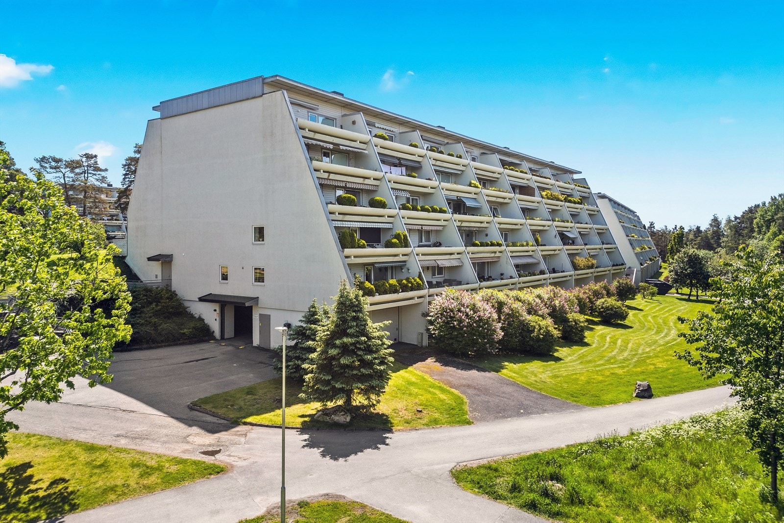 Byggets karakteristiske terrassearkitektur sikrer private og skjermede uteplasser for hver leilighet. Galleribilde