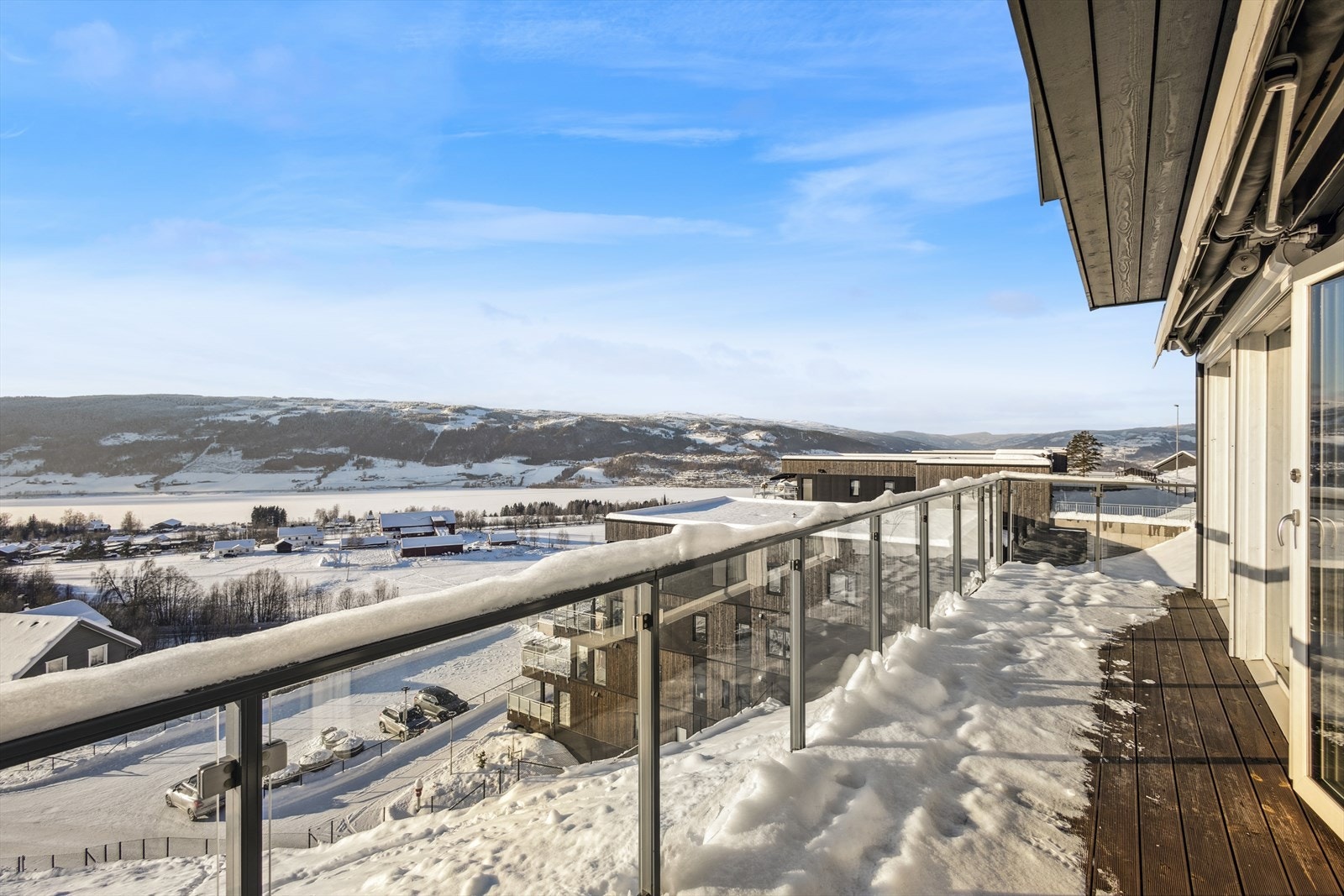 Fra stuen er det utgang til sørvestvendt veranda med nydelig utsikt. Markise montert på vegg. Galleribilde