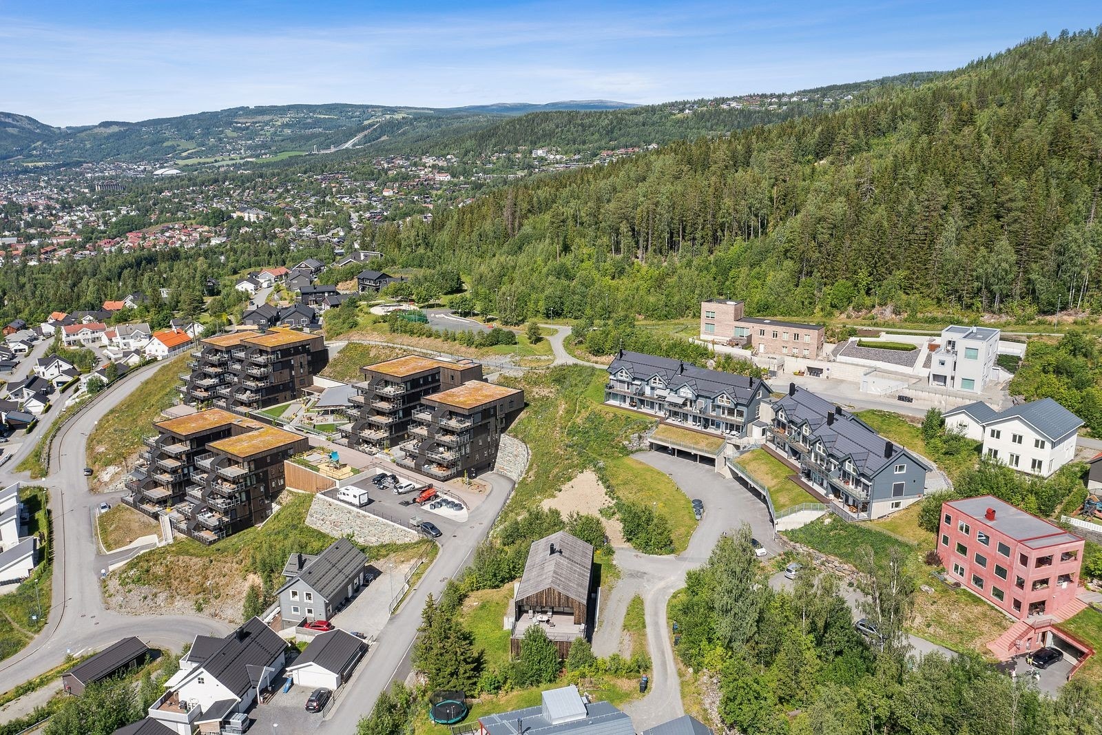 Beliggenheten er svært familievennlig med kort avstand og trafikksikker vei til barnehage, barneskole og ungdomsskole. Galleribilde