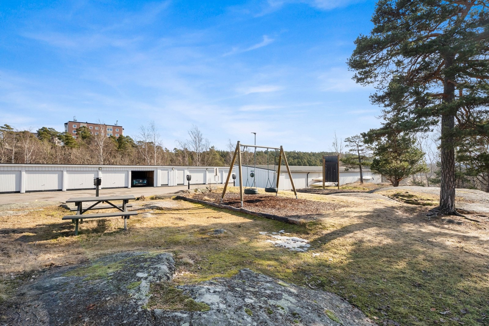 Fellesområdene er pent opparbeidet med grøntarealer og lekeplasser for beboerne. Galleribilde