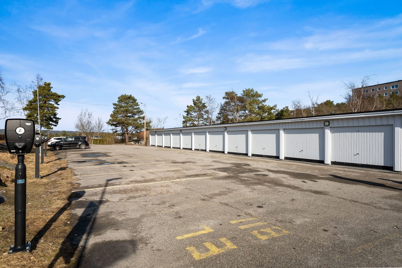 Borettslaget disponerer 57 garasjer for utleie, som tildeles etter venteliste.
I tillegg finnes asfalterte parkeringsplasser på felles tomt. Galleribilde