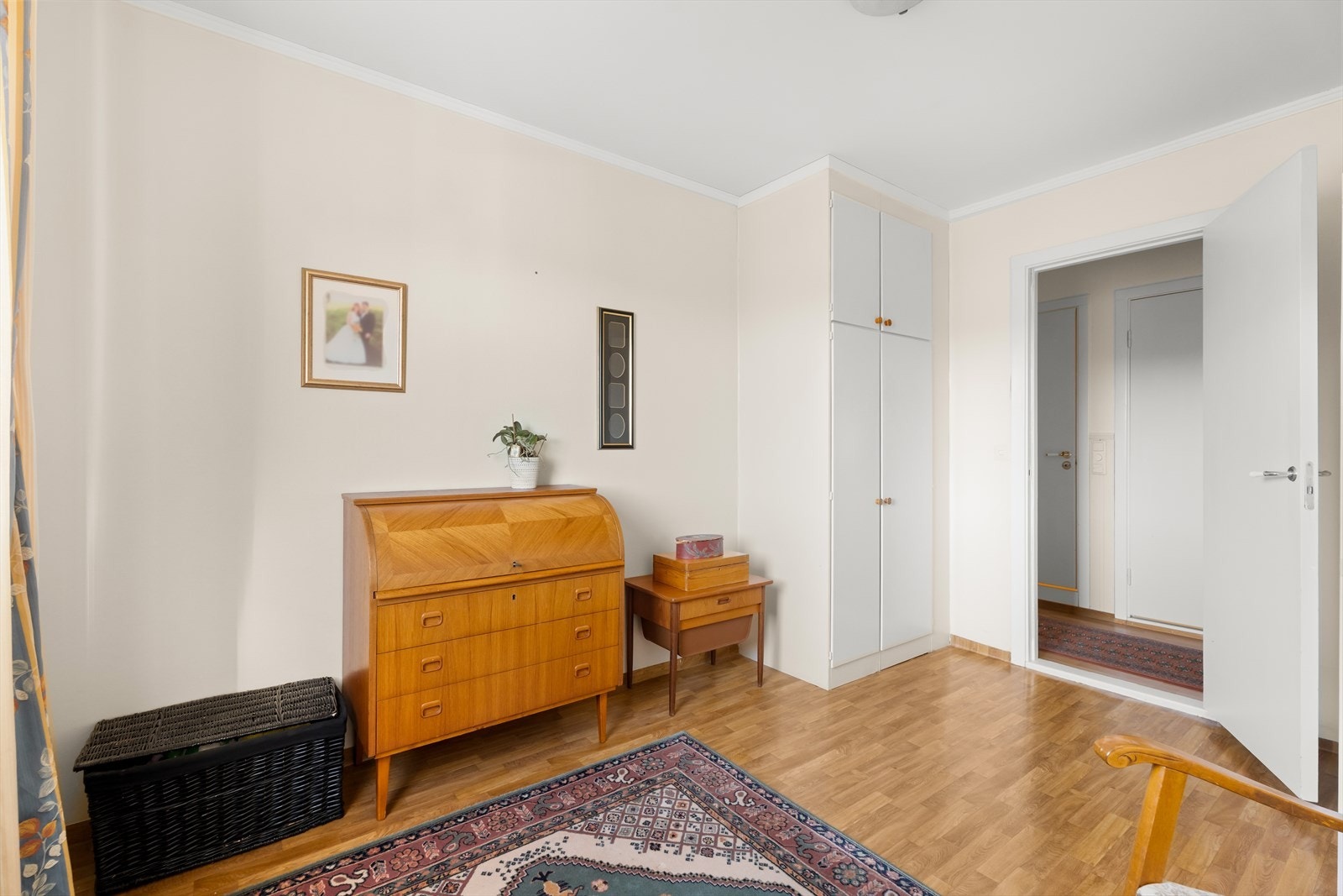 Dette rommet har god plass og integrerte garderobeskap. Galleribilde