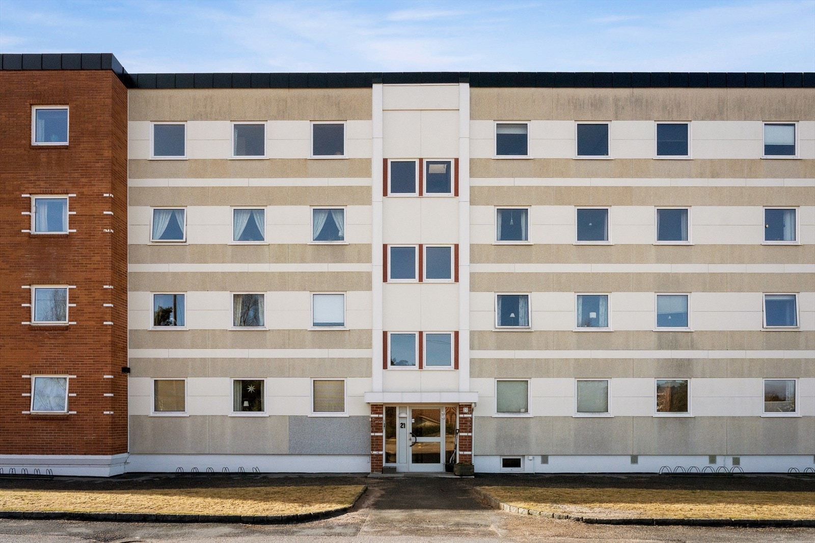 Adkomst til leiligheten i 3. etasje skjer via en felles trappegang. Galleribilde