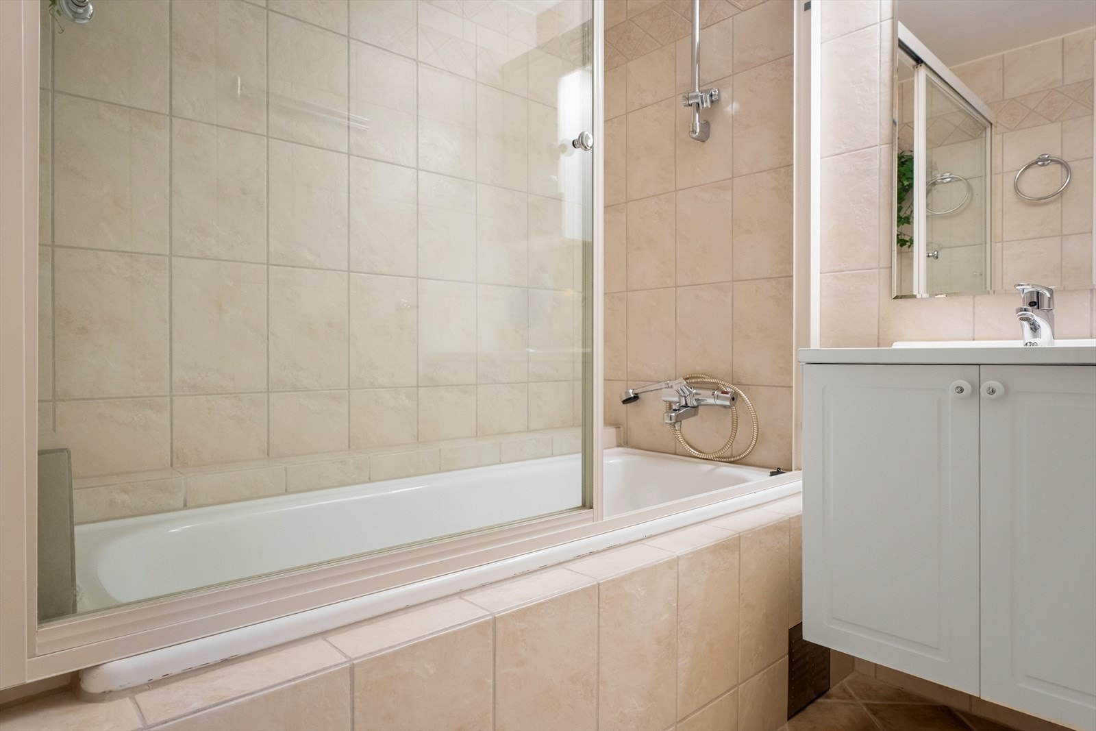 Badet ble pusset opp i ca. 2015 og er utstyrt med badekar med dusjvegg. Galleribilde