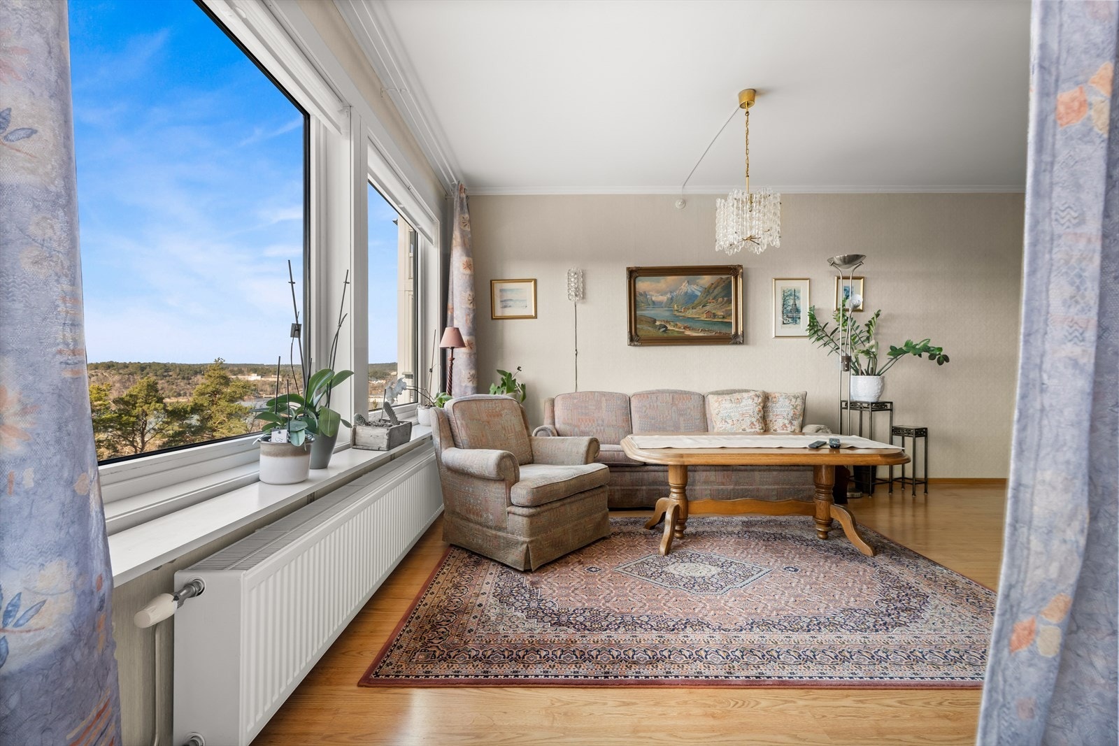 Stuen er romslig og har store vindusflater som gir rikelig med naturlig lys. Galleribilde