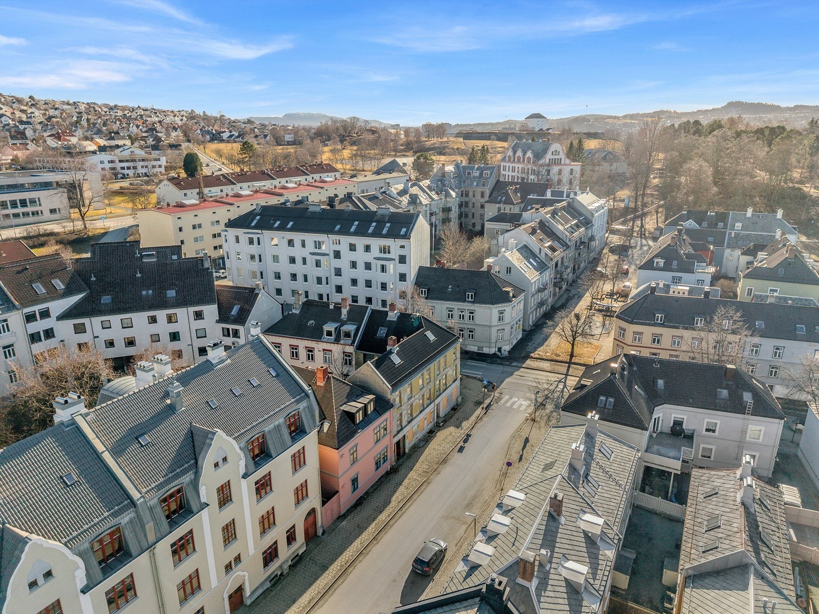 Gang - og sykkelavstand på 10-30 minutter til BI, TØH, Dronning Maud, NTNU Gløshaugen og st. Olavs hospital. Forøvrig gode bussforbindelser til Dragvoll, bussholdeplass ligger 3 min gange fra leiligheten. Galleribilde