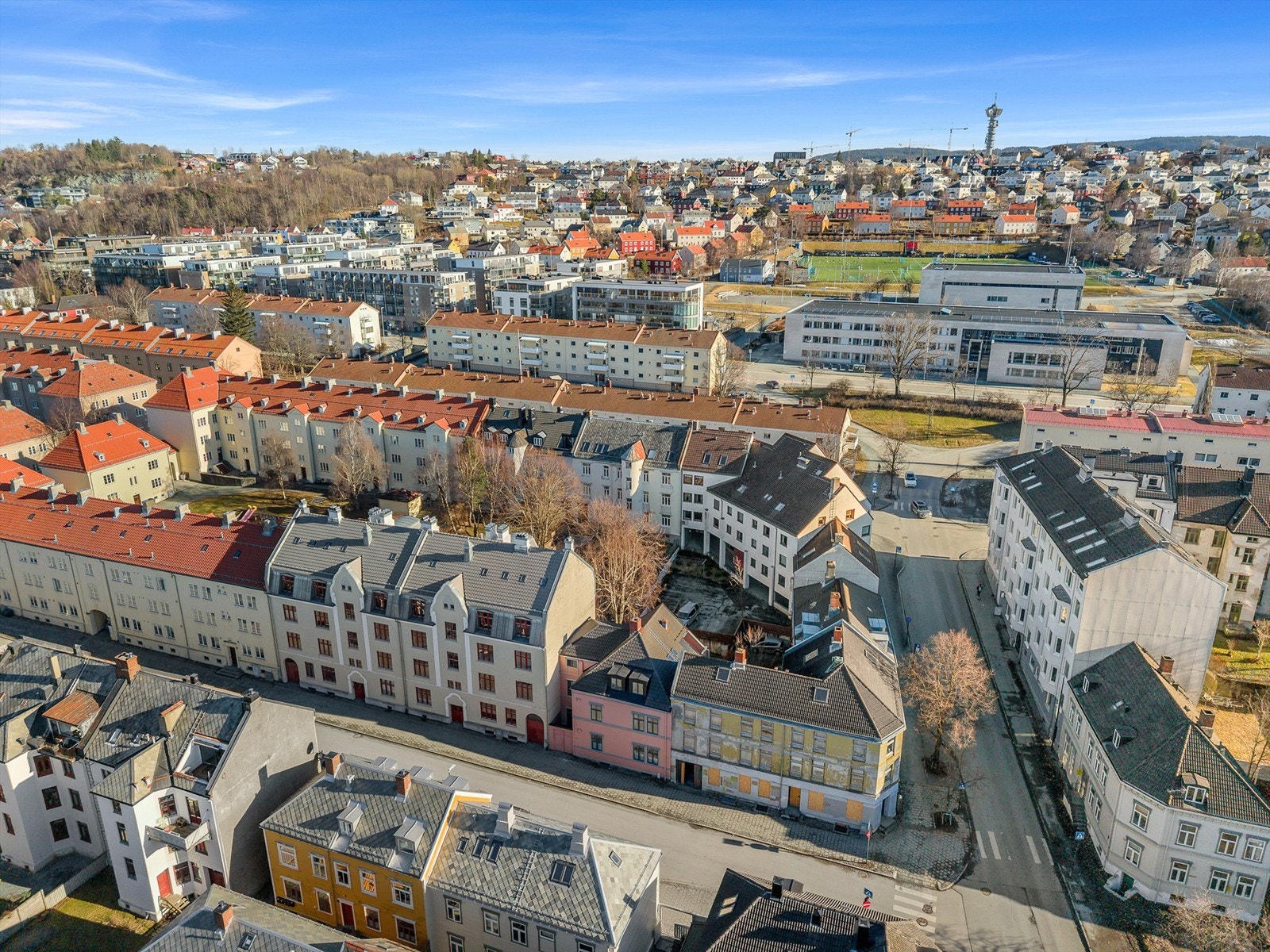 Festningsparken ligger som nærmeste nabo til Møllenberg og kan by på byens beste rekreasjon og uteaktiviteter. Tar man en spasertur ned til Bakklandet vil man oppleve små kafeer samt nærhet til Nidelven med gode turmuligheter. Galleribilde
