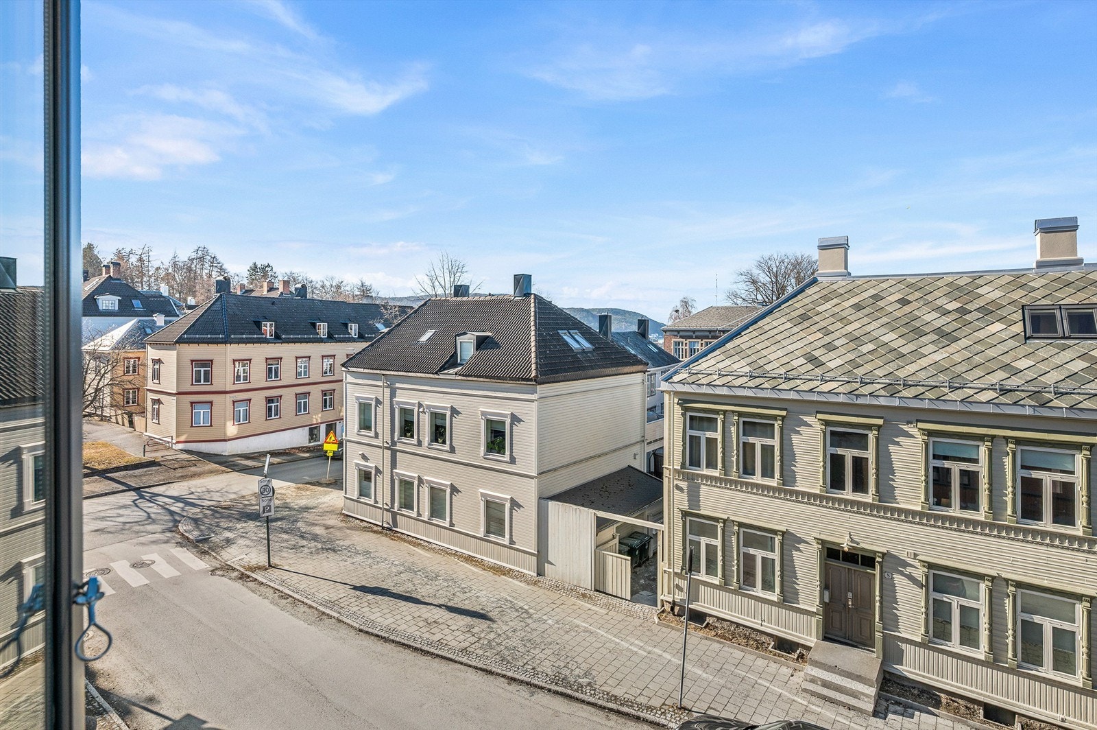 Eiendommen ligger svært sentralt plassert i et ettertraktet boområde på Møllenberg østre. Her har du direkte nærhet til "alt" Solsiden og Midtbyen har å by på. Galleribilde